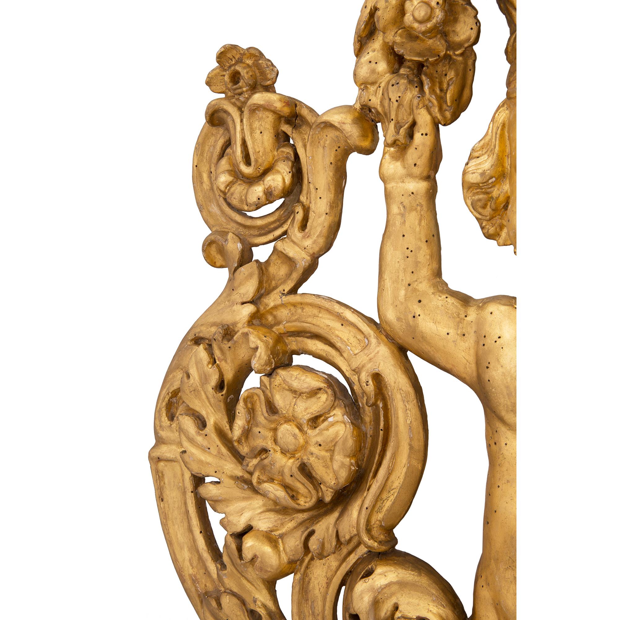 XVIIIe siècle et antérieur Paire d'appliques à trois bras en bois doré d'époque baroque italienne du XVIIIe siècle en vente