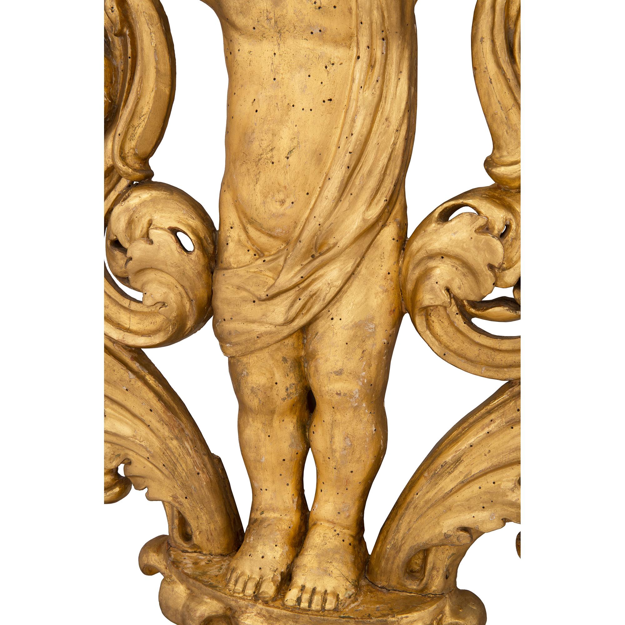 Bois doré Paire d'appliques à trois bras en bois doré d'époque baroque italienne du XVIIIe siècle en vente
