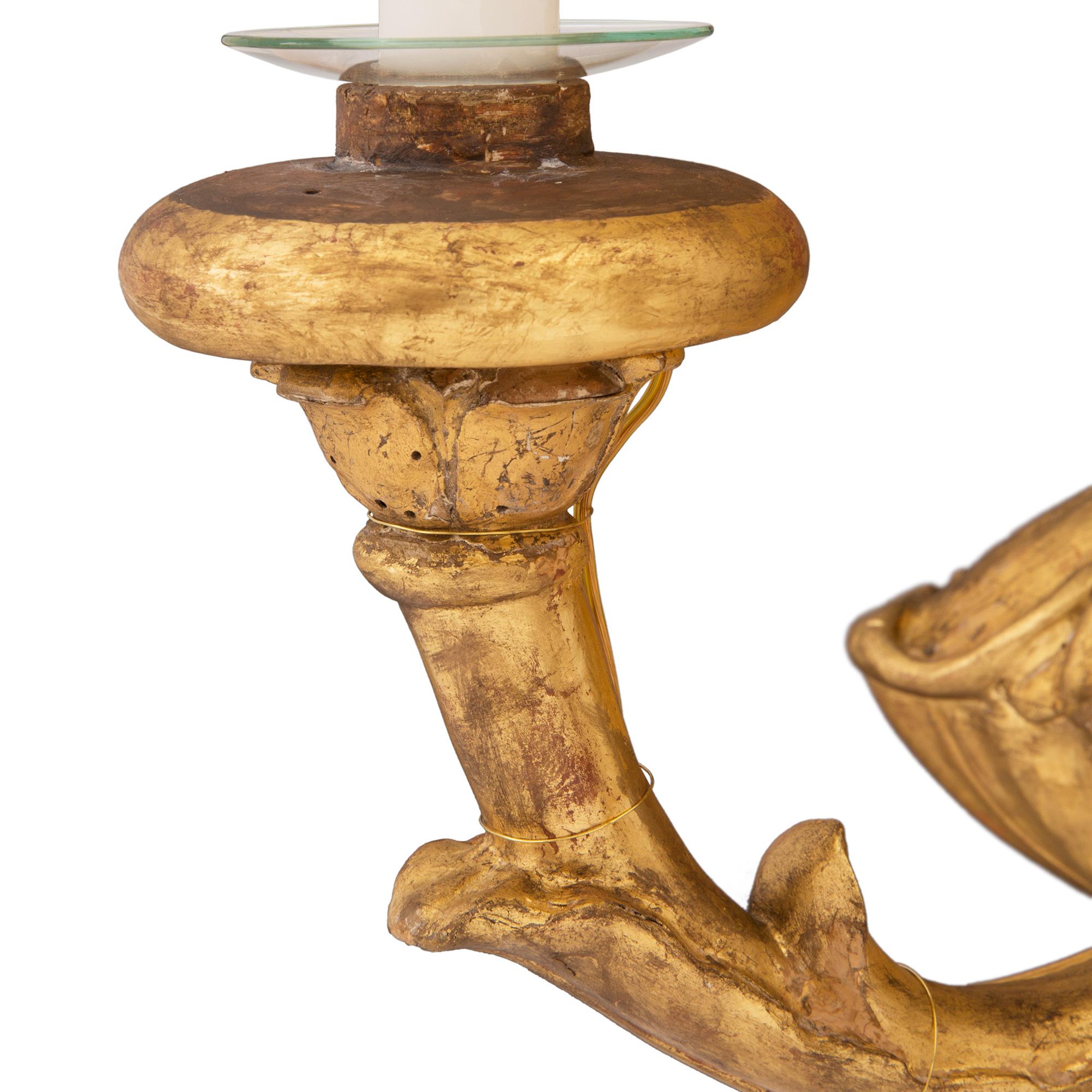 Paire d'appliques à trois bras en bois doré d'époque baroque italienne du XVIIIe siècle en vente 1