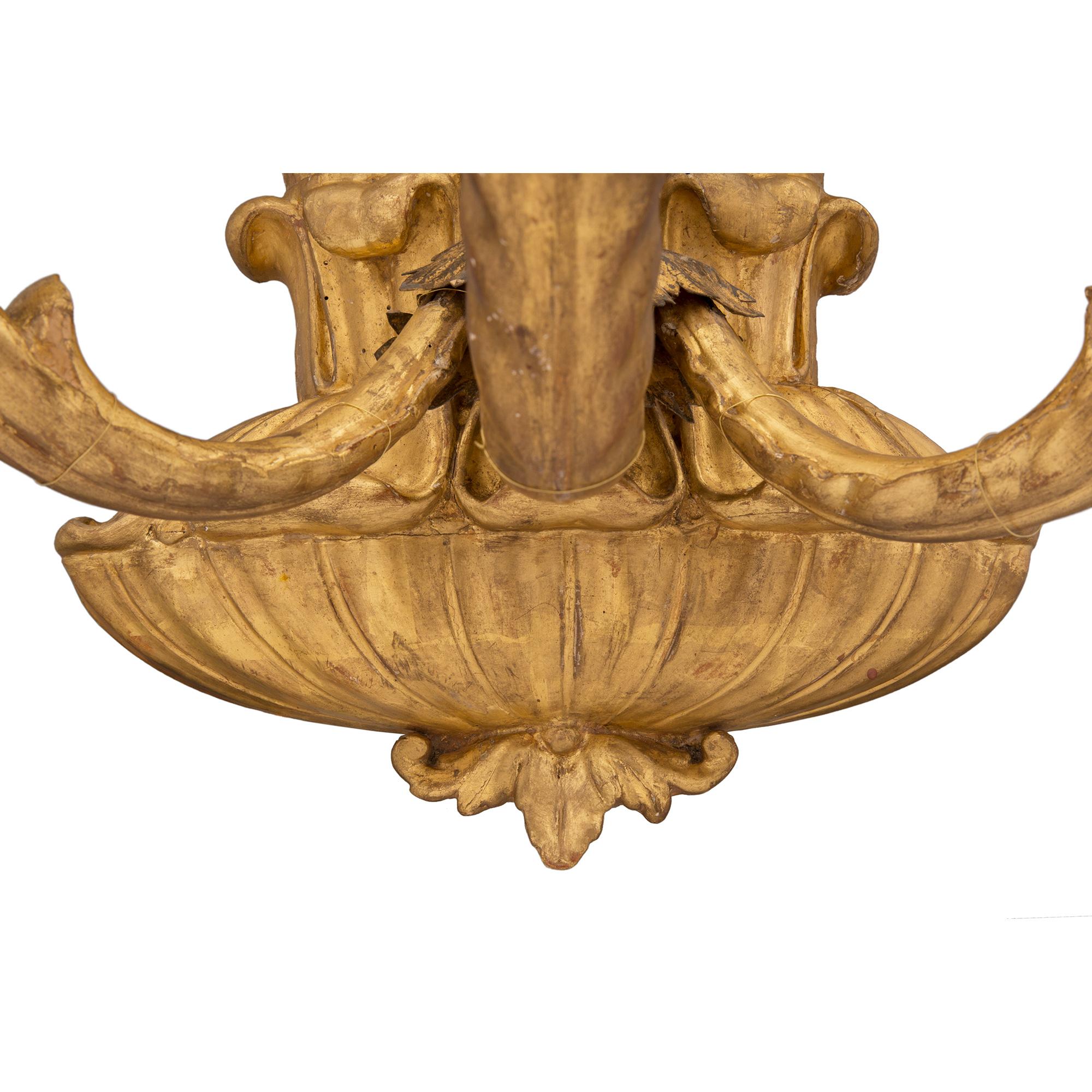 Paire d'appliques à trois bras en bois doré d'époque baroque italienne du XVIIIe siècle en vente 2