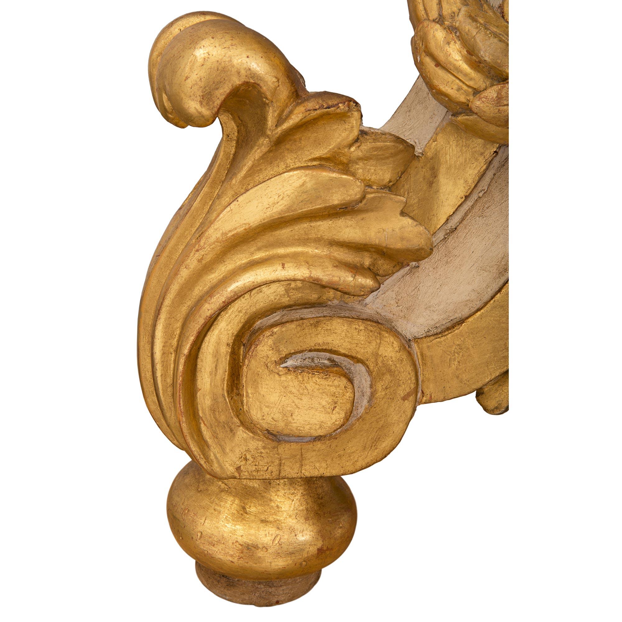 Paire de lampadaires italiens d'époque baroque du 18ème siècle en bois patiné et doré en vente 3