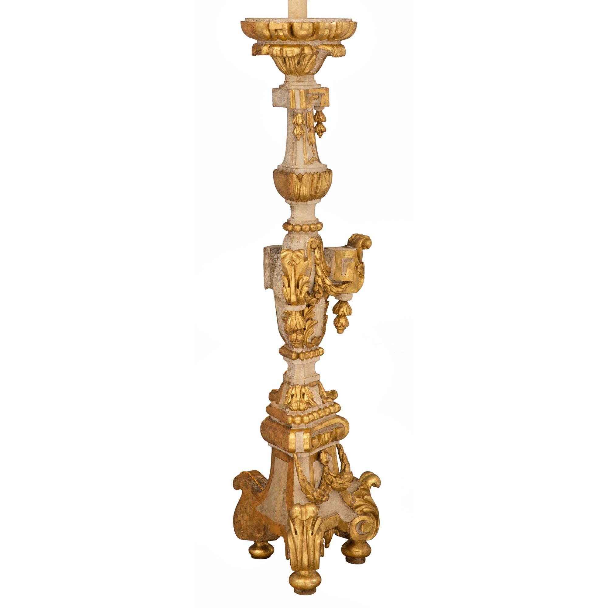 Baroque Paire de lampadaires italiens d'époque baroque du 18ème siècle en bois patiné et doré en vente