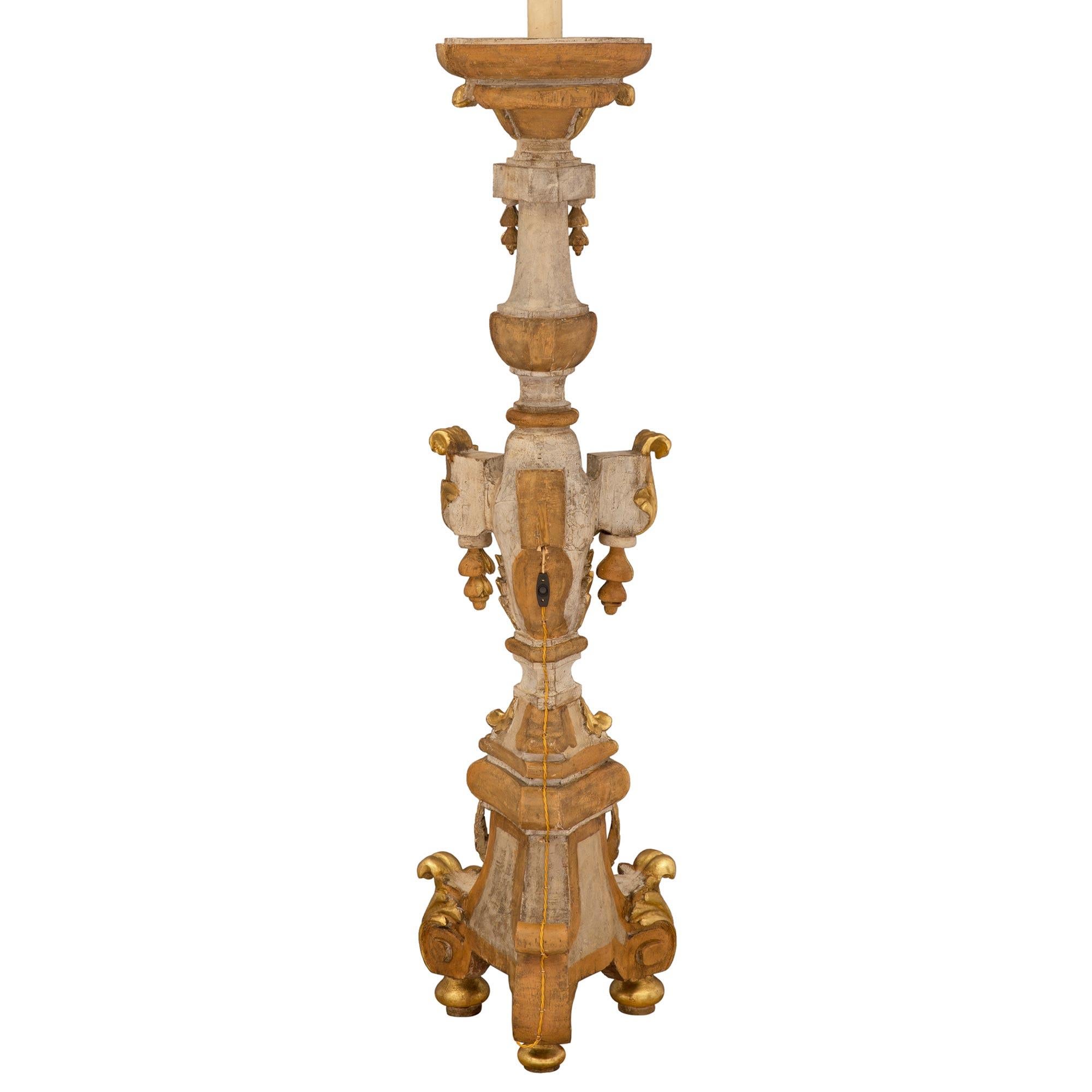 Patiné Paire de lampadaires italiens d'époque baroque du 18ème siècle en bois patiné et doré en vente