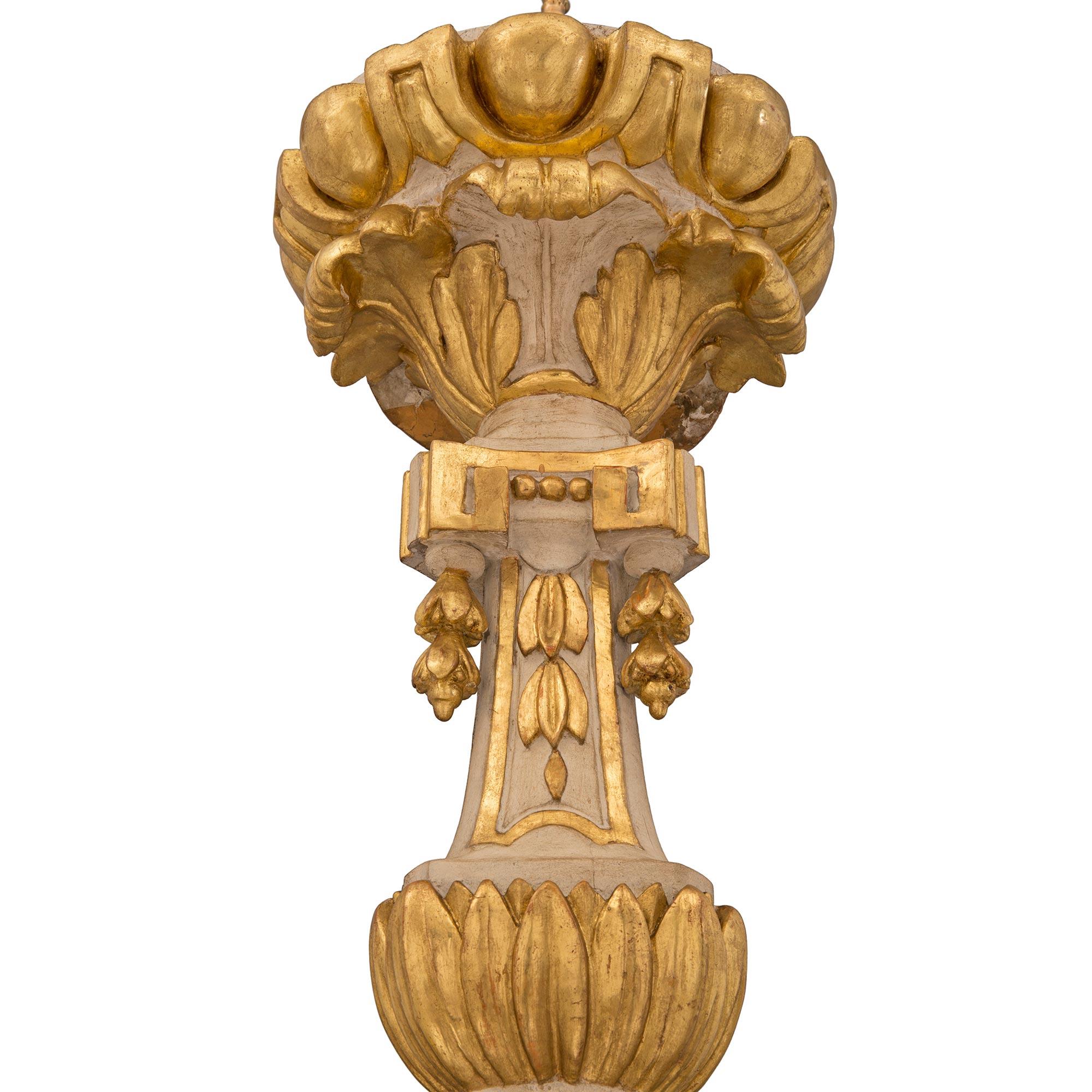 XVIIIe siècle et antérieur Paire de lampadaires italiens d'époque baroque du 18ème siècle en bois patiné et doré en vente