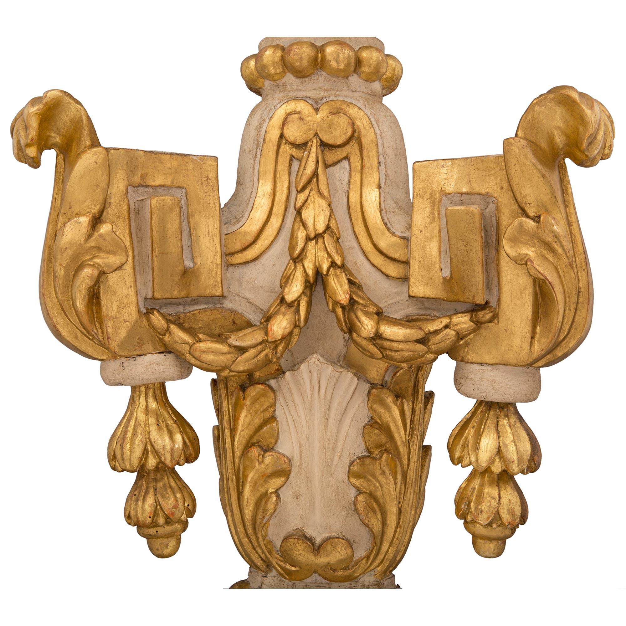 Bois doré Paire de lampadaires italiens d'époque baroque du 18ème siècle en bois patiné et doré en vente
