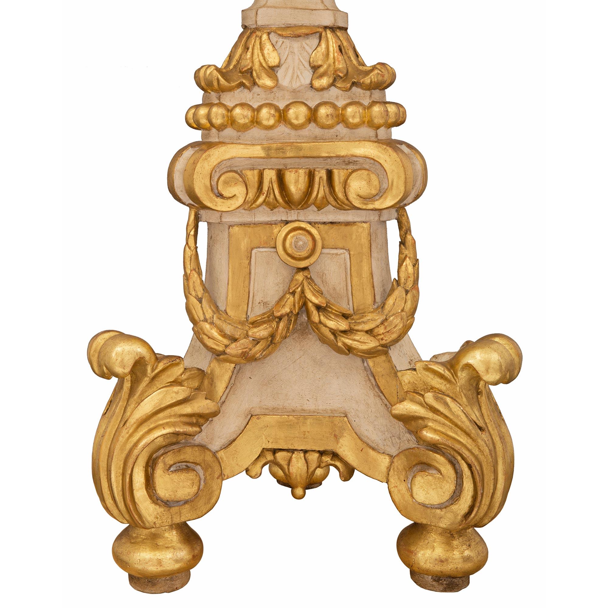 Paire de lampadaires italiens d'époque baroque du 18ème siècle en bois patiné et doré en vente 1