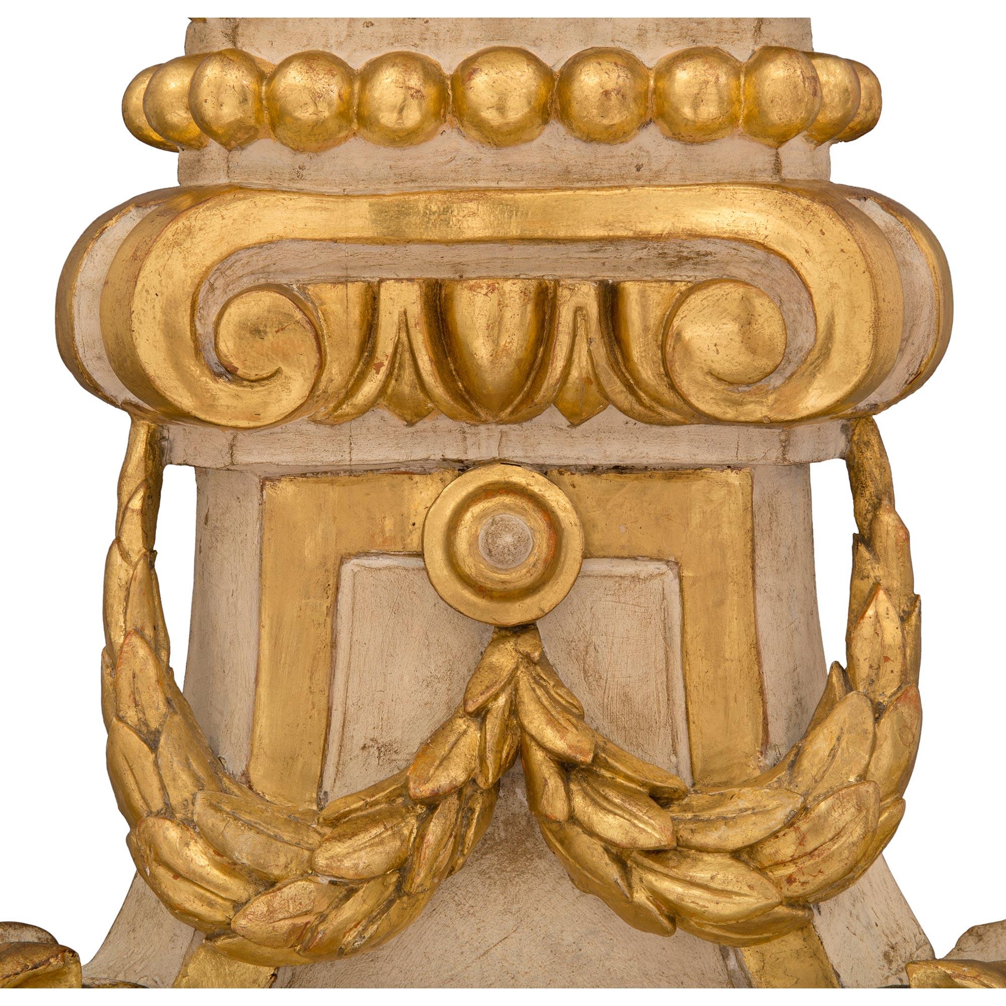 Paire de lampadaires italiens d'époque baroque du 18ème siècle en bois patiné et doré en vente 2
