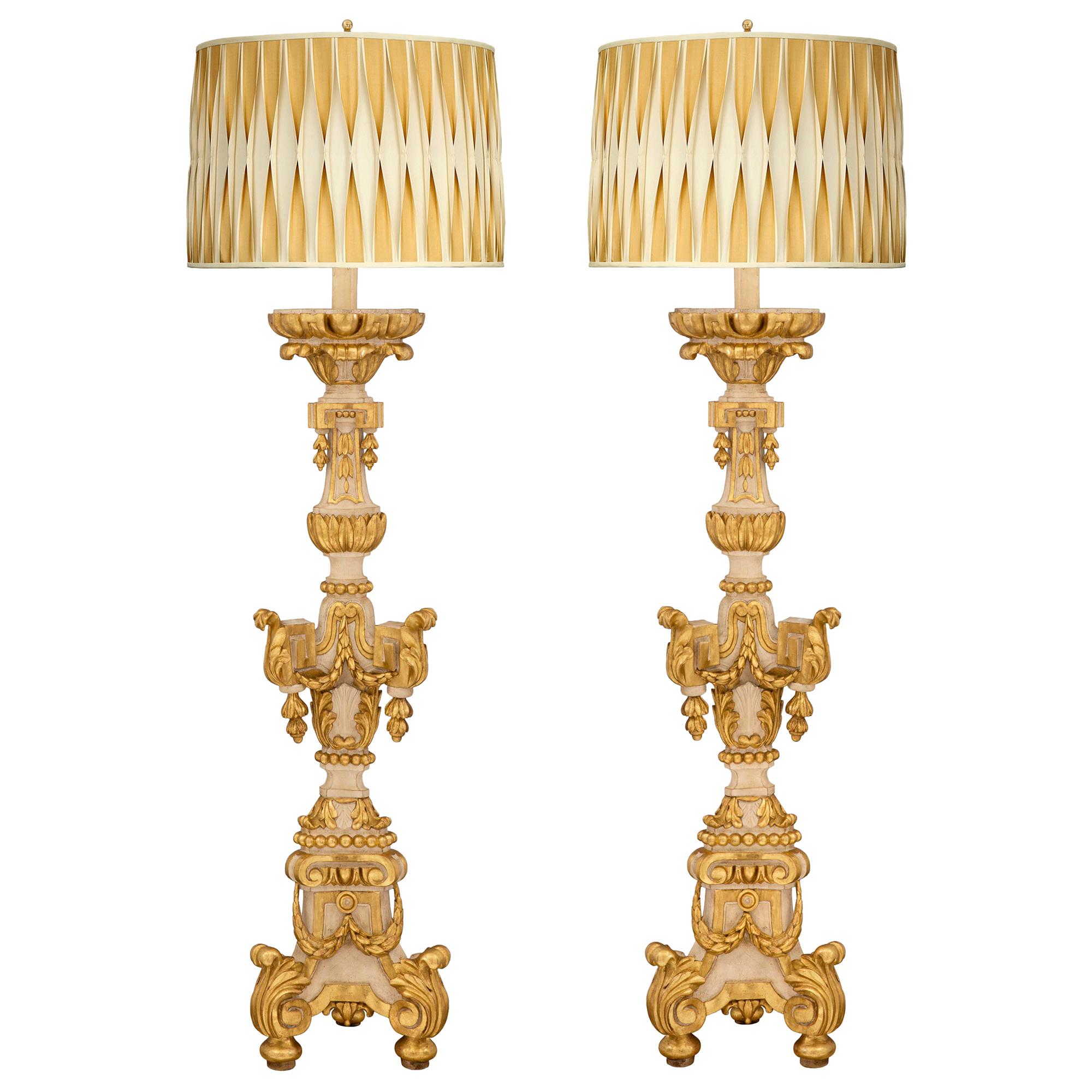 Paire de lampadaires italiens d'époque baroque du 18ème siècle en bois patiné et doré en vente