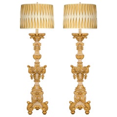 Paire de lampadaires italiens d'époque baroque du 18ème siècle en bois patiné et doré