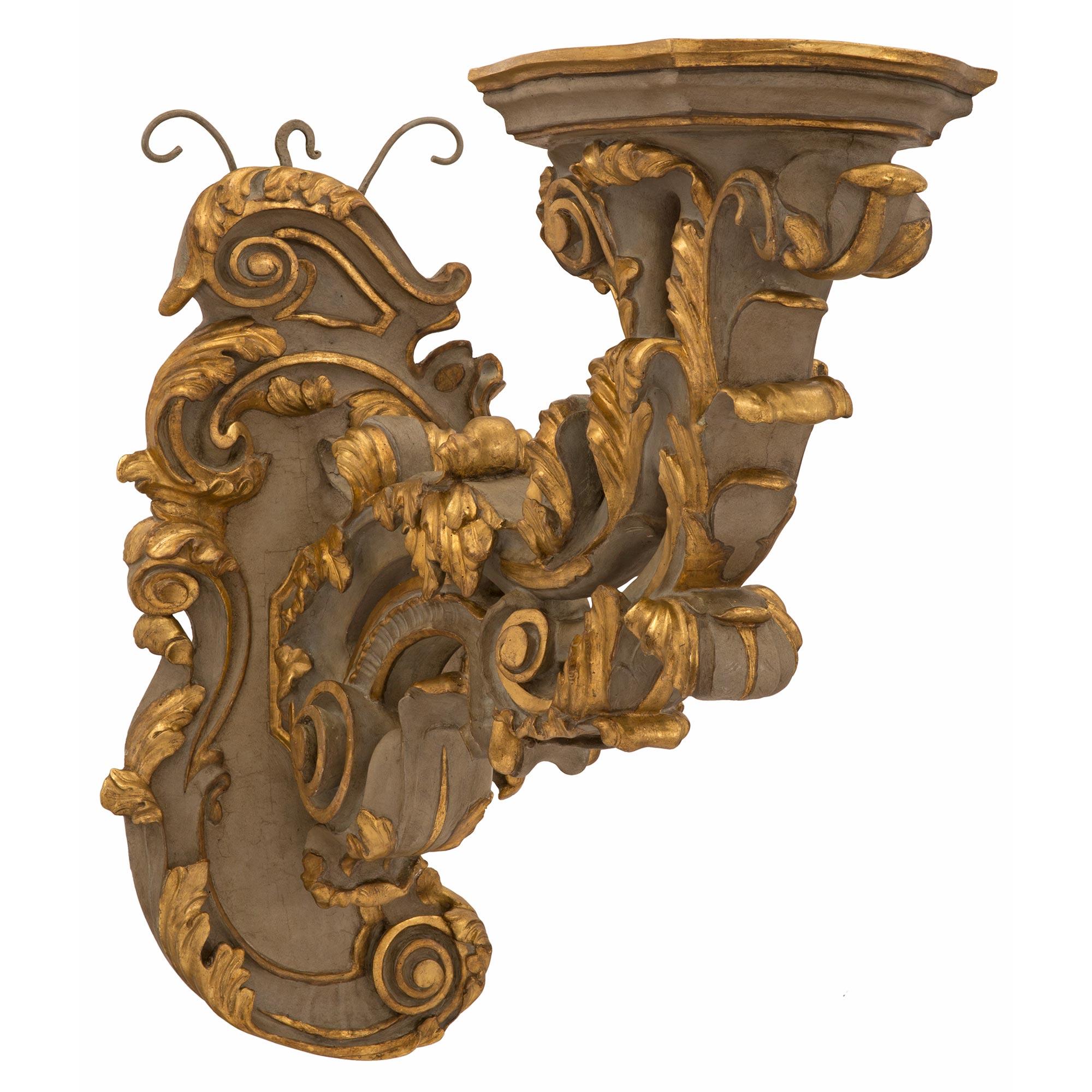 Baroque Paire d'appliques italiennes d'époque baroque du 18ème siècle en bois patiné et doré en vente