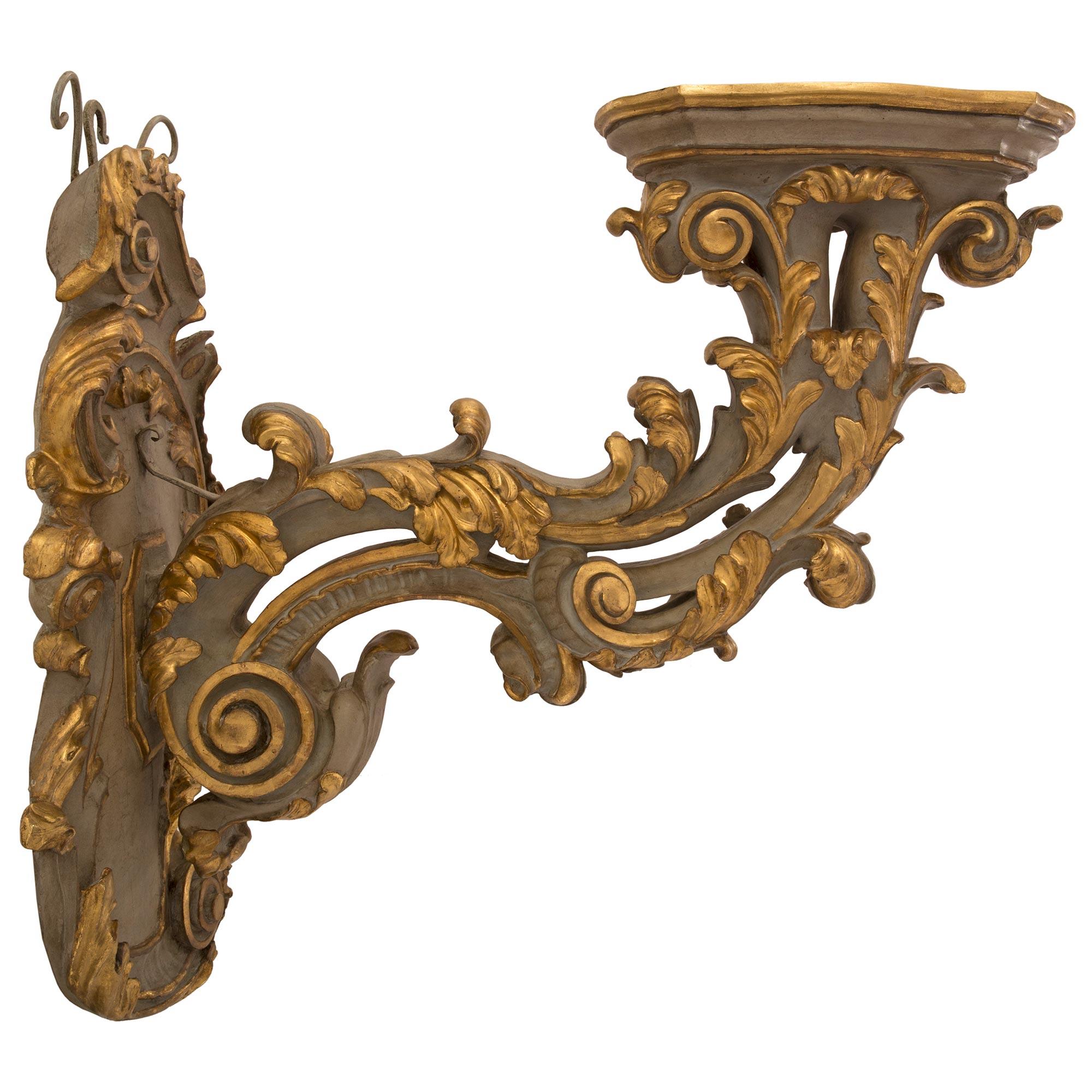 Patiné Paire d'appliques italiennes d'époque baroque du 18ème siècle en bois patiné et doré en vente