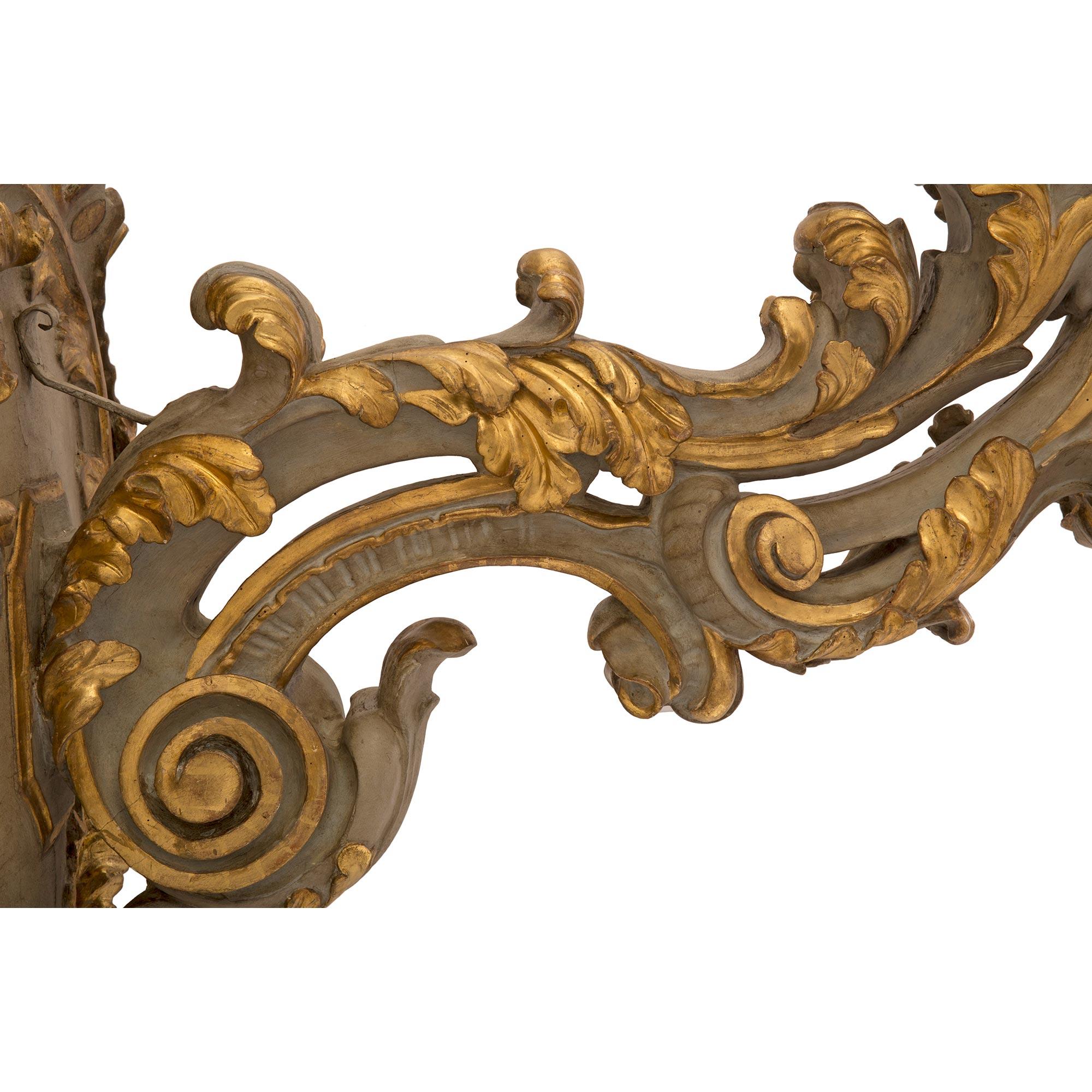 Bois Paire d'appliques italiennes d'époque baroque du 18ème siècle en bois patiné et doré en vente