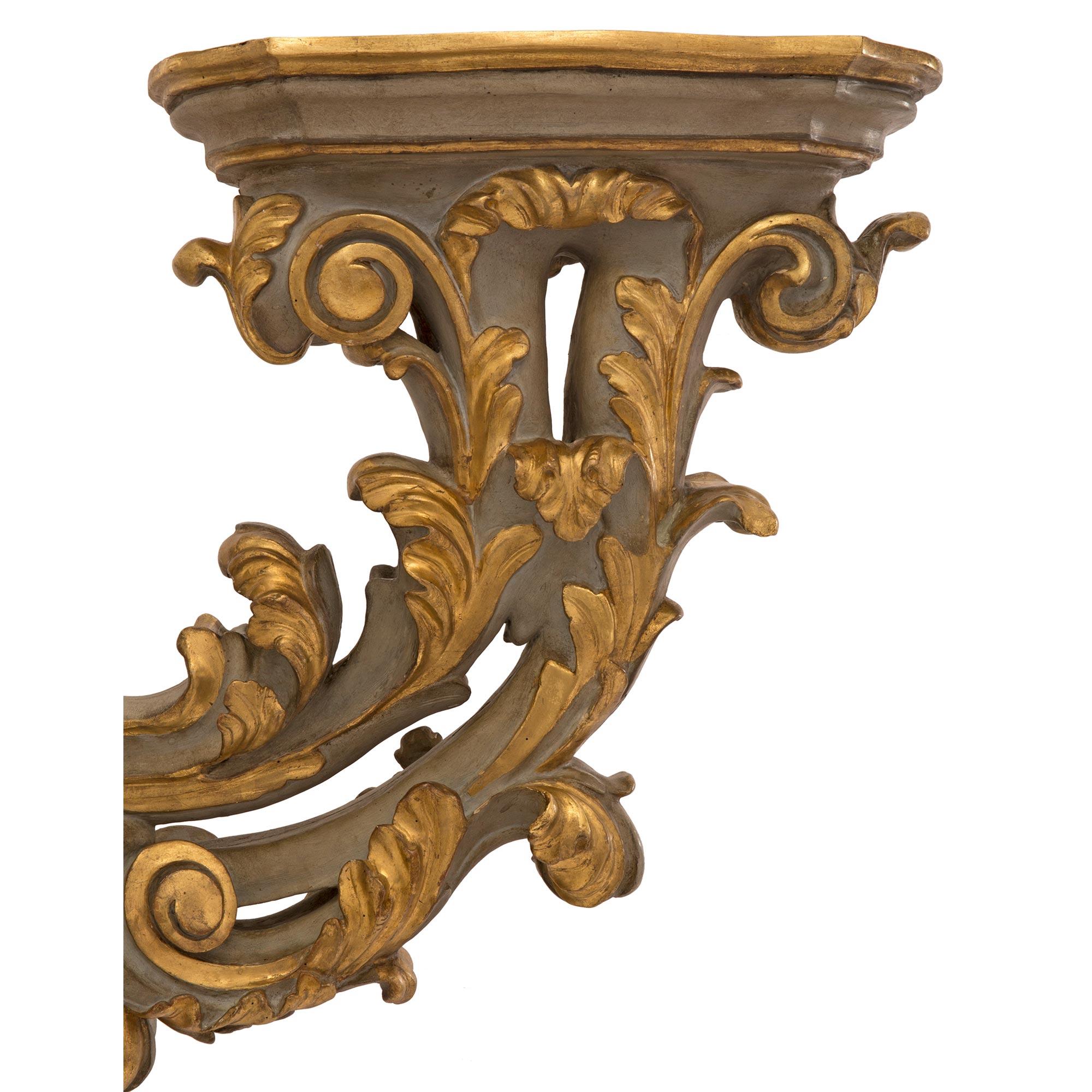 Paire d'appliques italiennes d'époque baroque du 18ème siècle en bois patiné et doré en vente 1