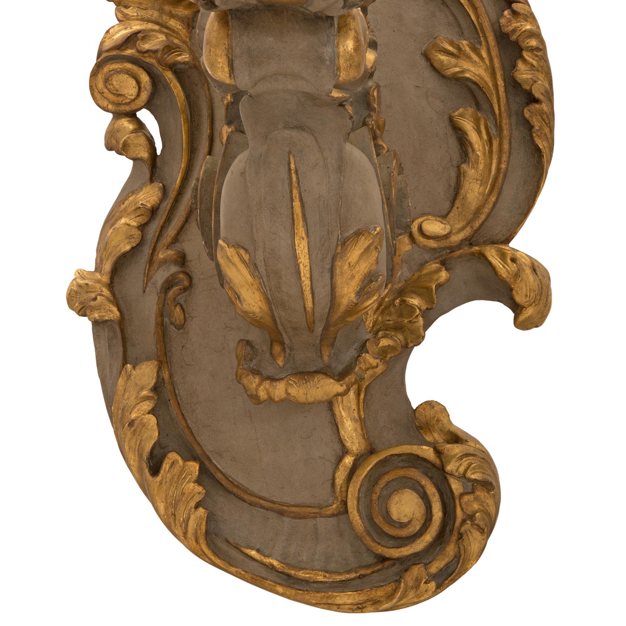 Paire d'appliques italiennes d'époque baroque du 18ème siècle en bois patiné et doré en vente 2