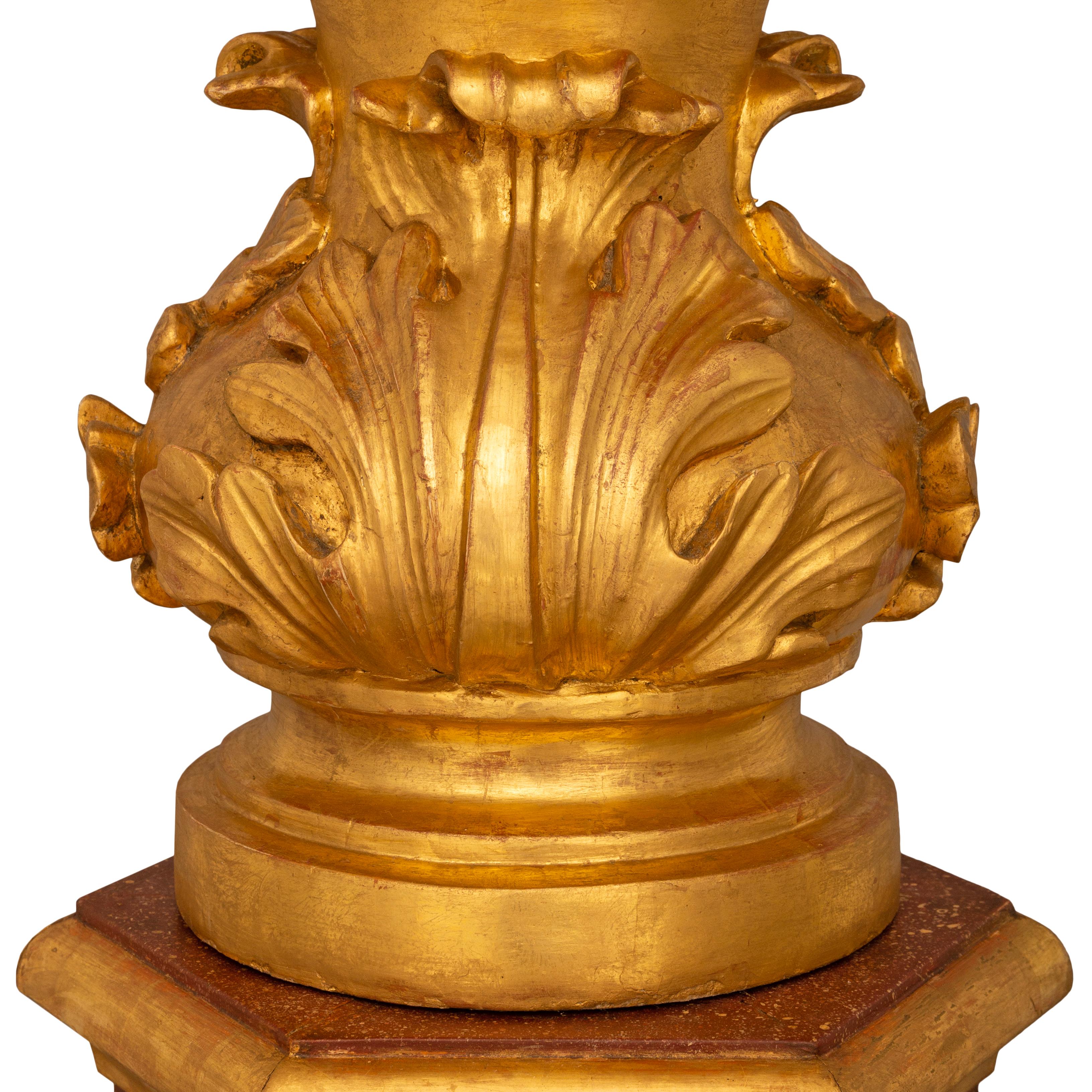 Coppia di statue barocche italiane del XVIII secolo in marmo finto dipinto e legno dorato in vendita 2