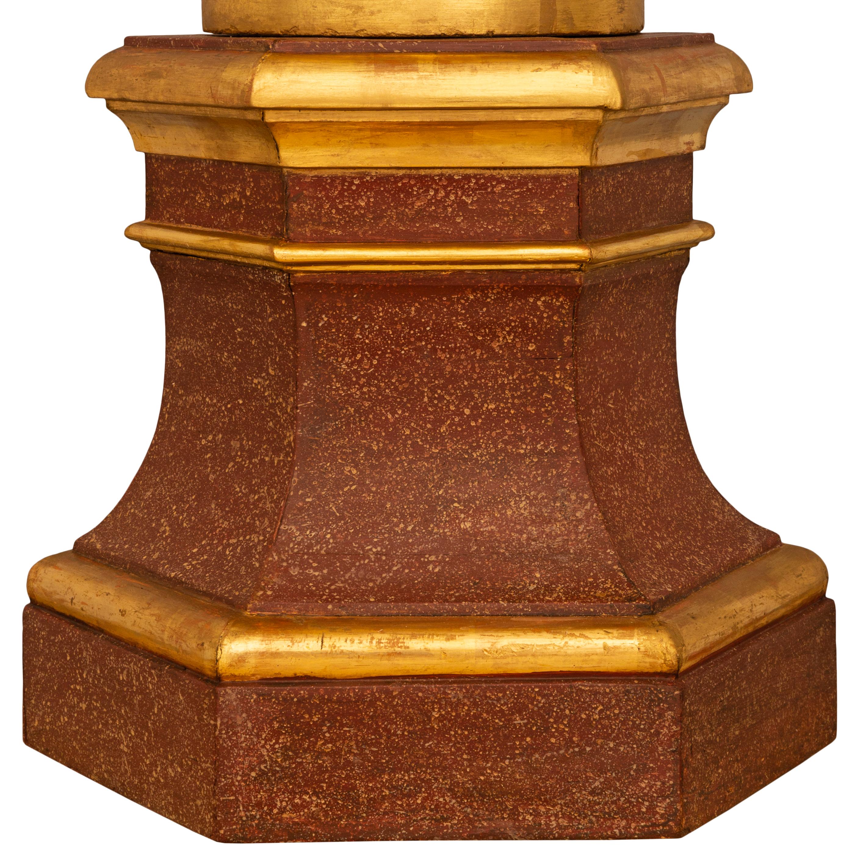 Coppia di statue barocche italiane del XVIII secolo in marmo finto dipinto e legno dorato in vendita 3