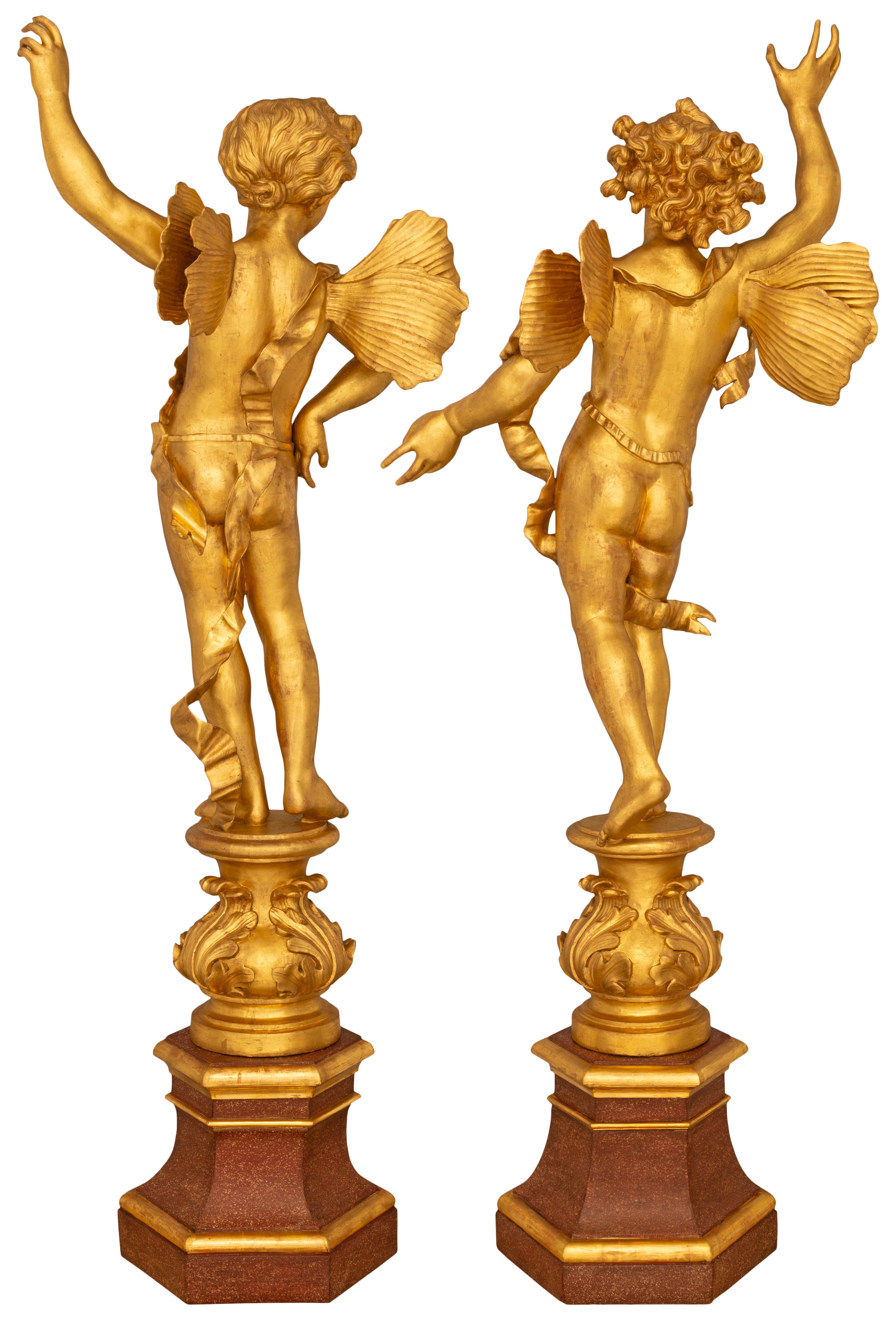 Coppia di statue barocche italiane del XVIII secolo in marmo finto dipinto e legno dorato in vendita 4