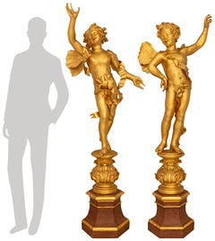 Coppia di statue barocche italiane del XVIII secolo in marmo finto dipinto e legno dorato