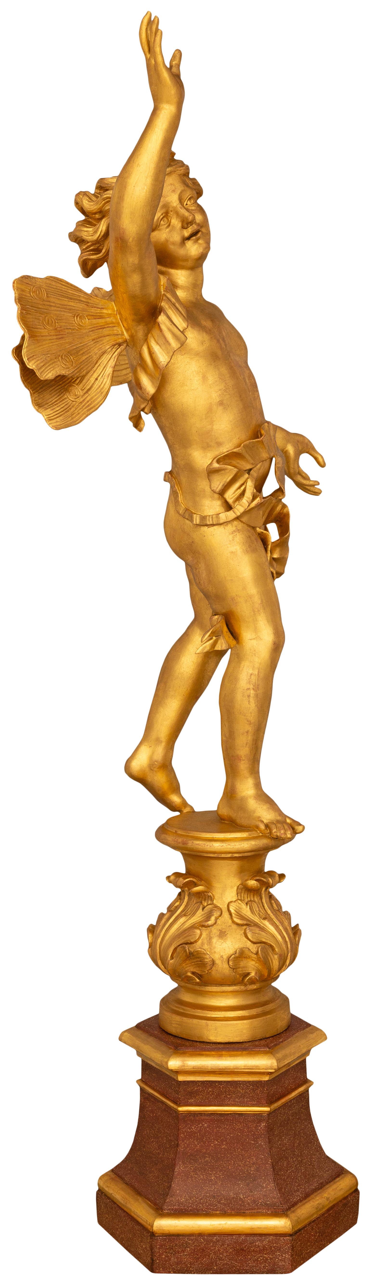 Italiano Coppia di statue barocche italiane del XVIII secolo in marmo finto dipinto e legno dorato in vendita
