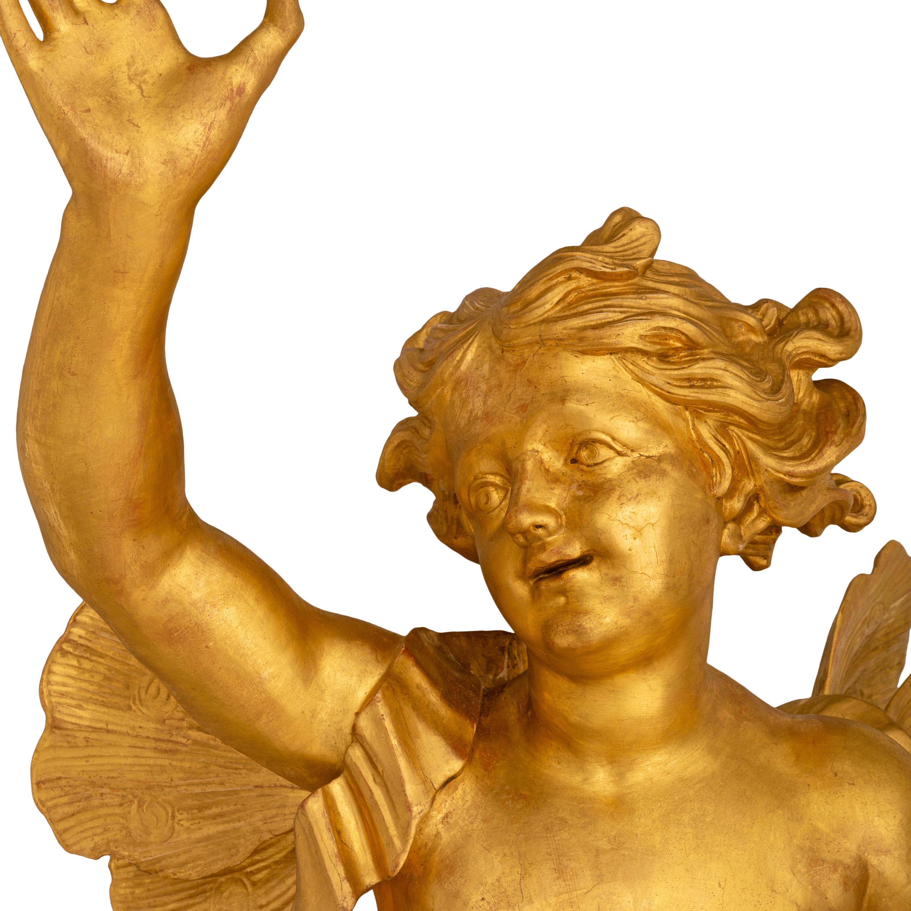 Coppia di statue barocche italiane del XVIII secolo in marmo finto dipinto e legno dorato In condizioni buone in vendita a West Palm Beach, FL
