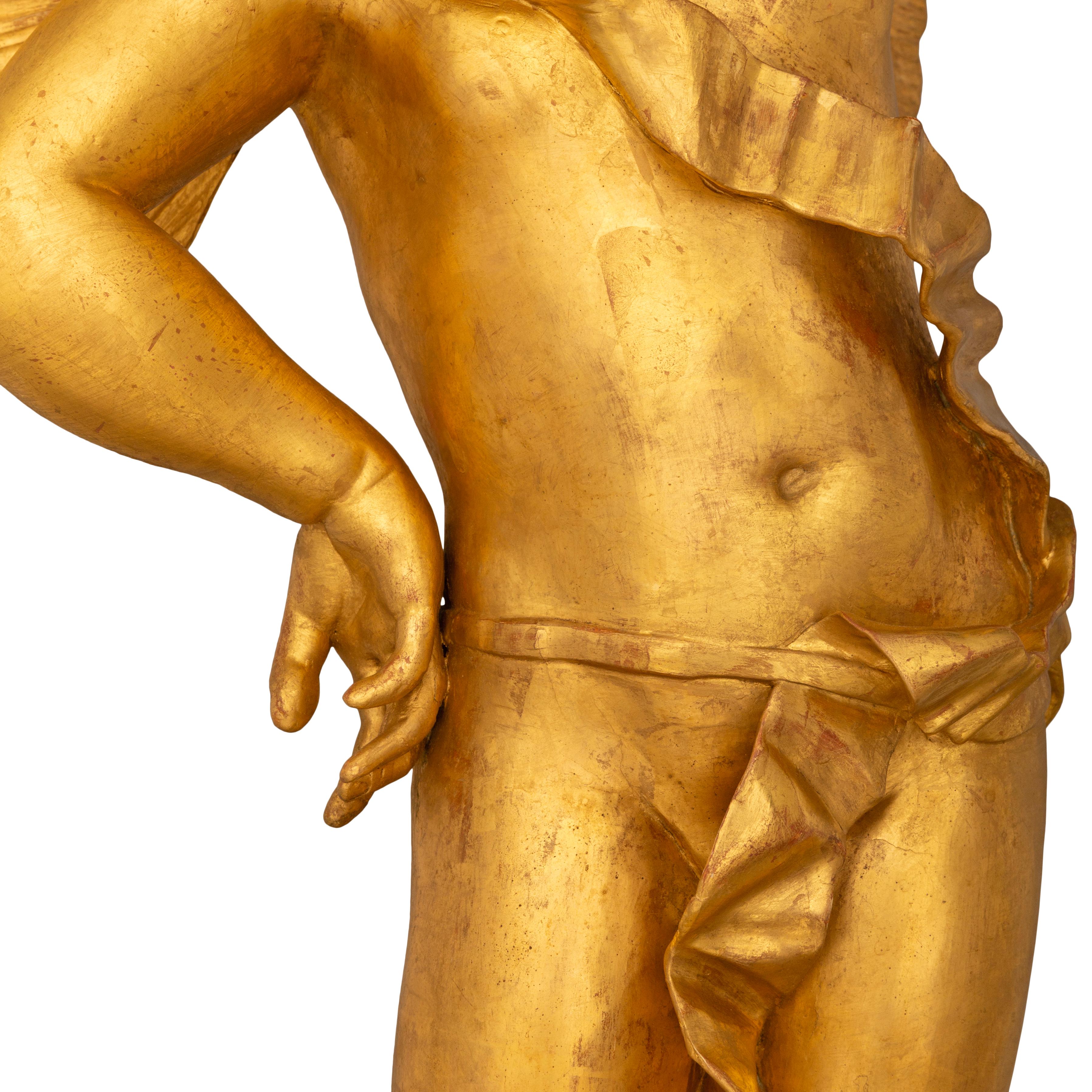 Marmo Coppia di statue barocche italiane del XVIII secolo in marmo finto dipinto e legno dorato in vendita