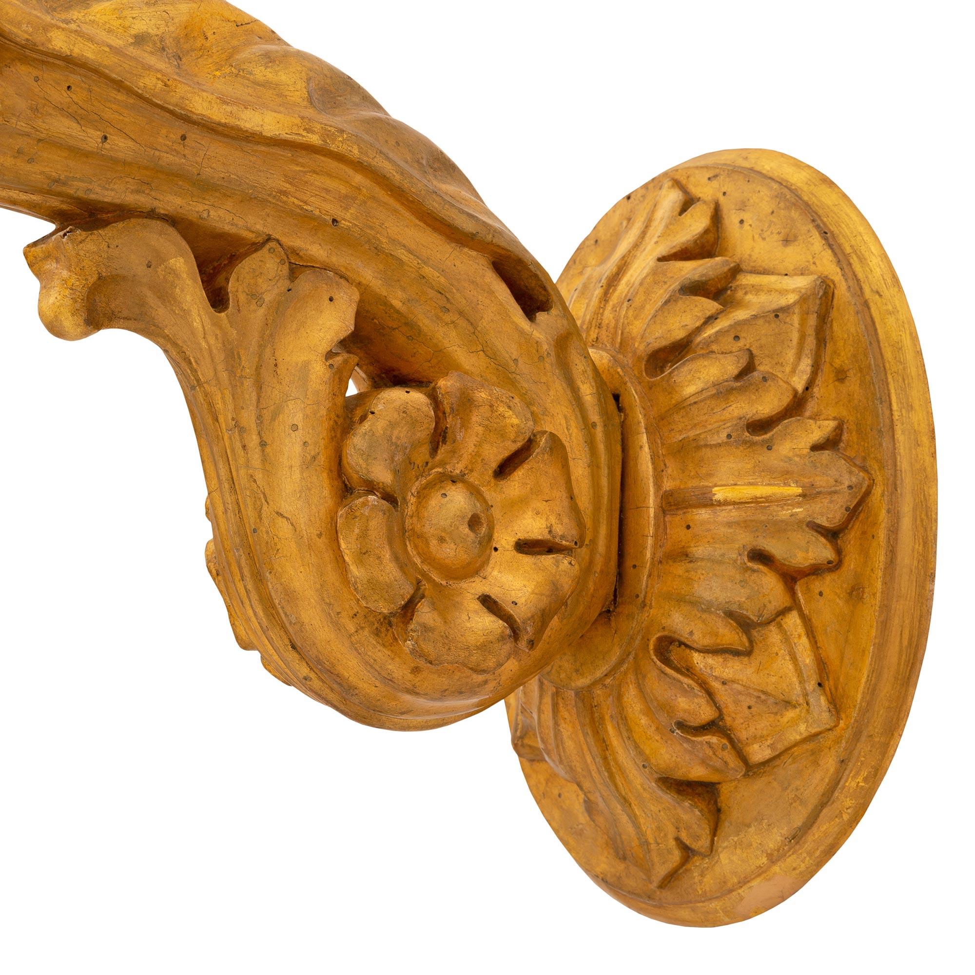 Bois doré Paire d'appliques baroques italiennes du 18ème siècle en bois doré, Bras de Lumière en vente