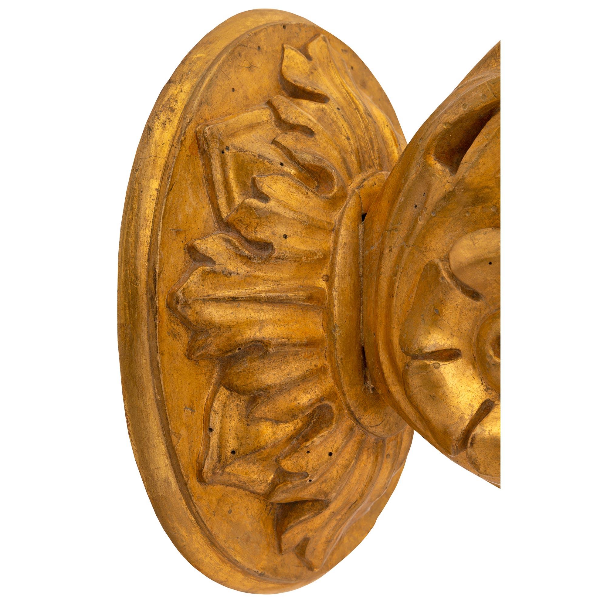 Paire d'appliques baroques italiennes du 18ème siècle en bois doré, Bras de Lumière en vente 1