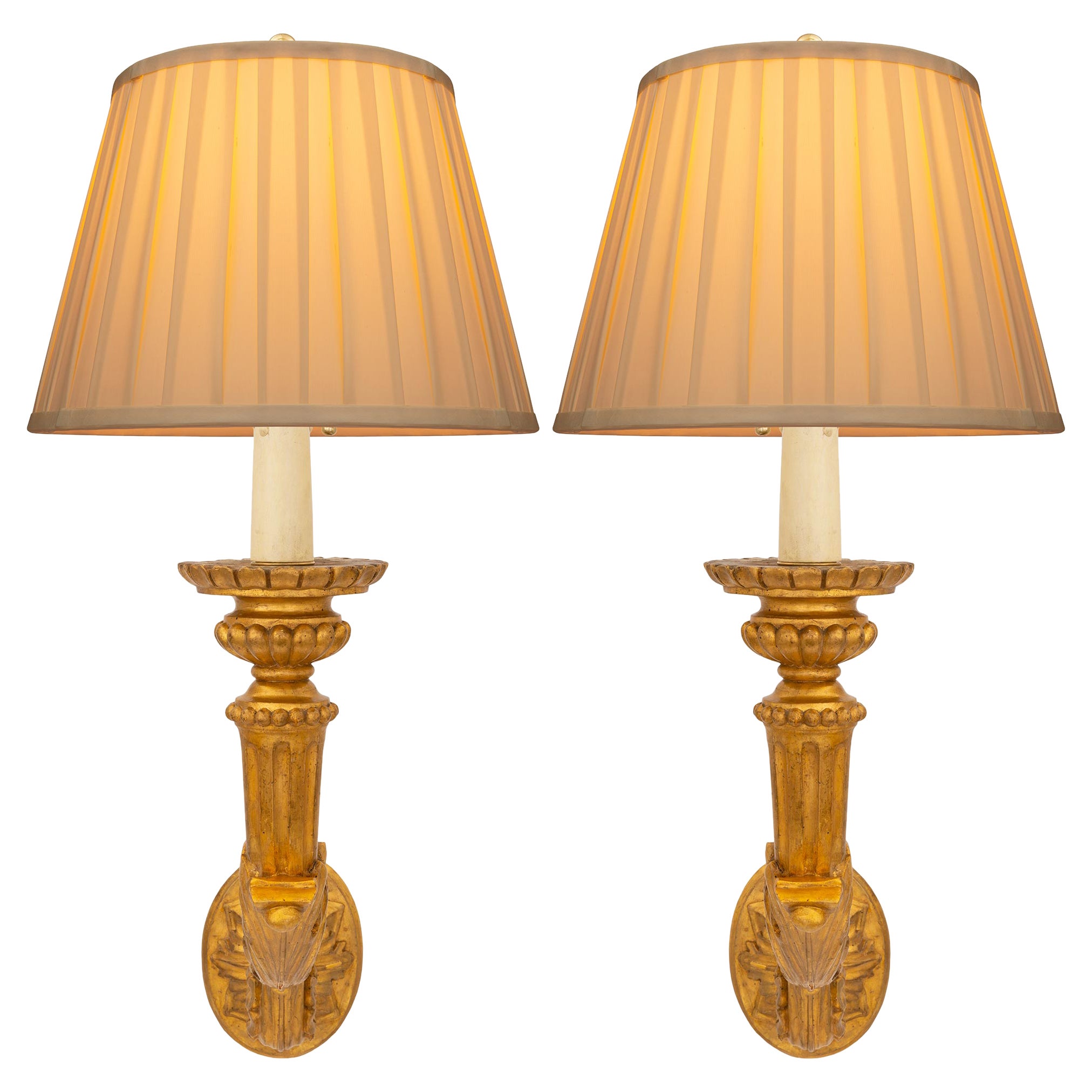 Pareja de candelabros barrocos italianos del siglo XVIII de madera dorada de Bras de Lumière