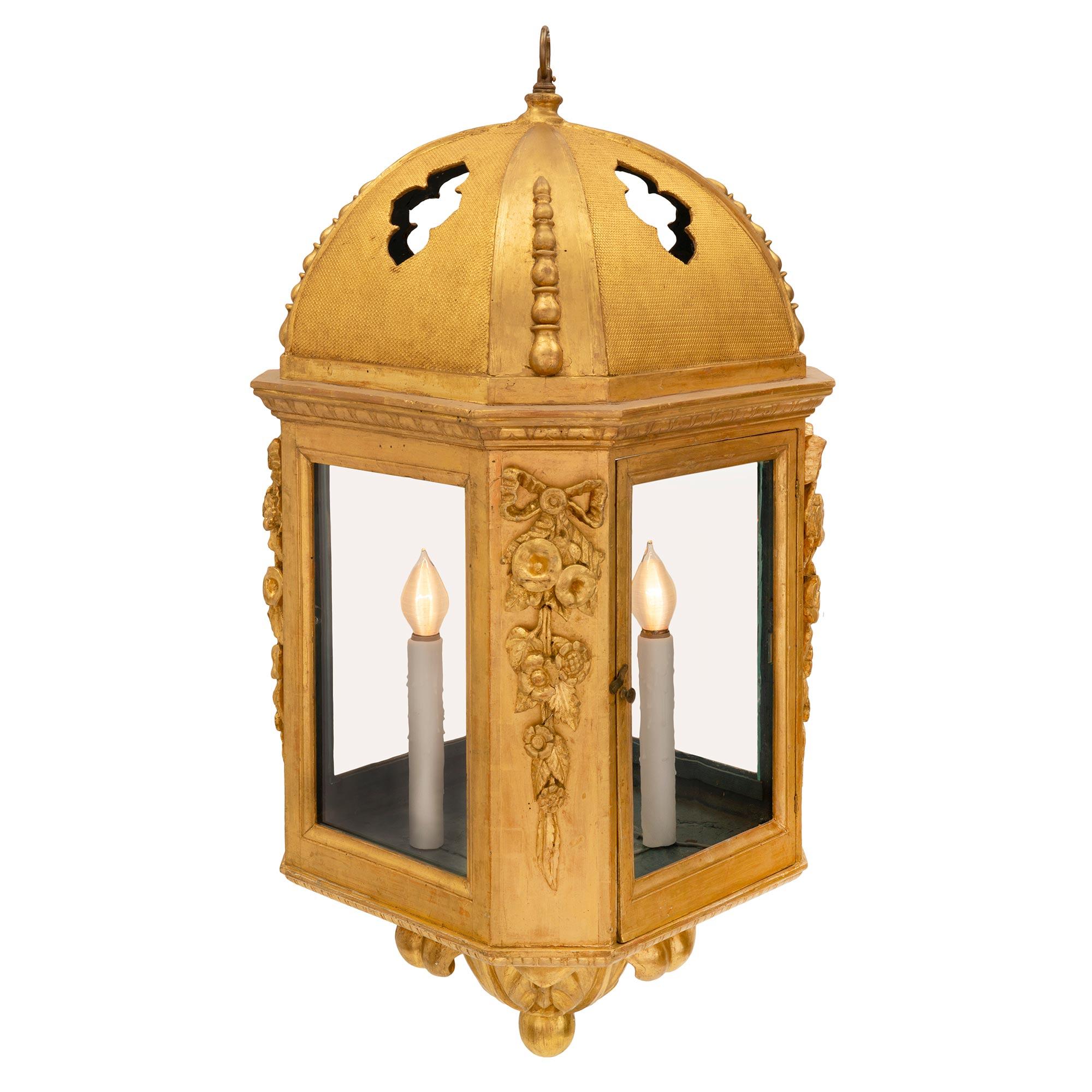 Baroque Paire de lanternes baroques italiennes en bois doré du 18ème siècle en vente