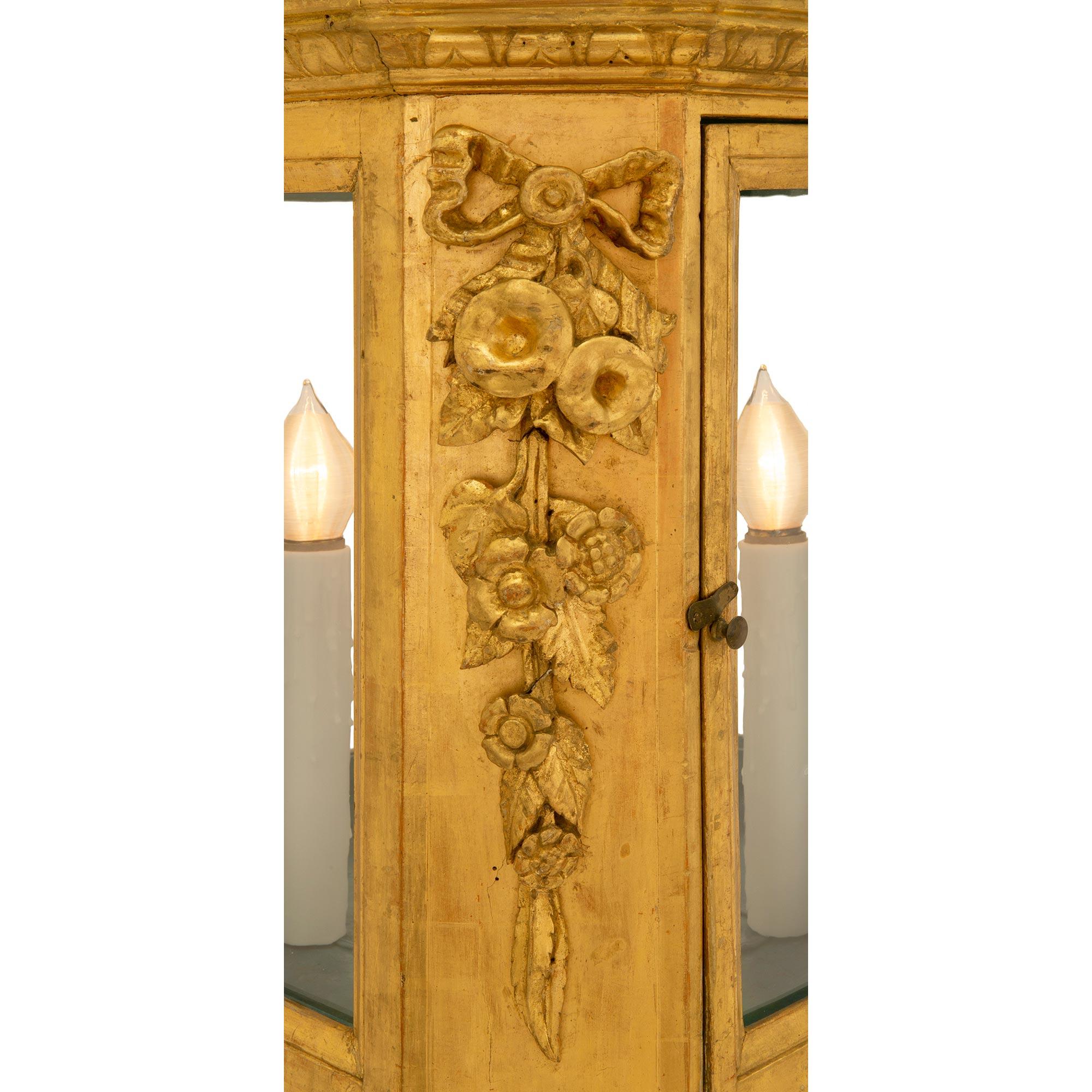 Verre Paire de lanternes baroques italiennes en bois doré du 18ème siècle en vente