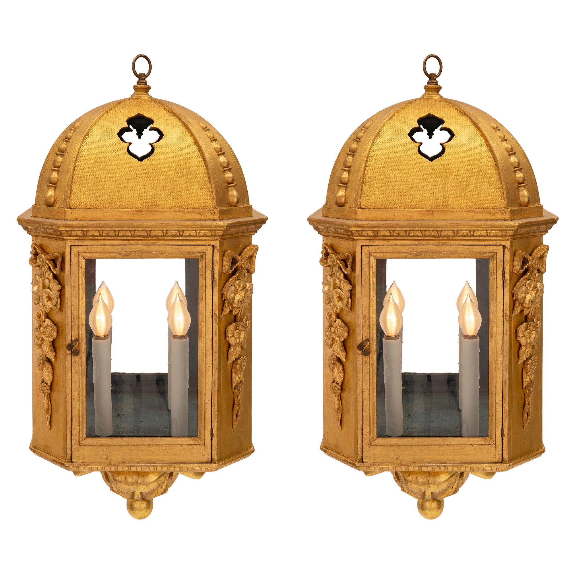 Paire de lanternes baroques italiennes en bois doré du 18ème siècle