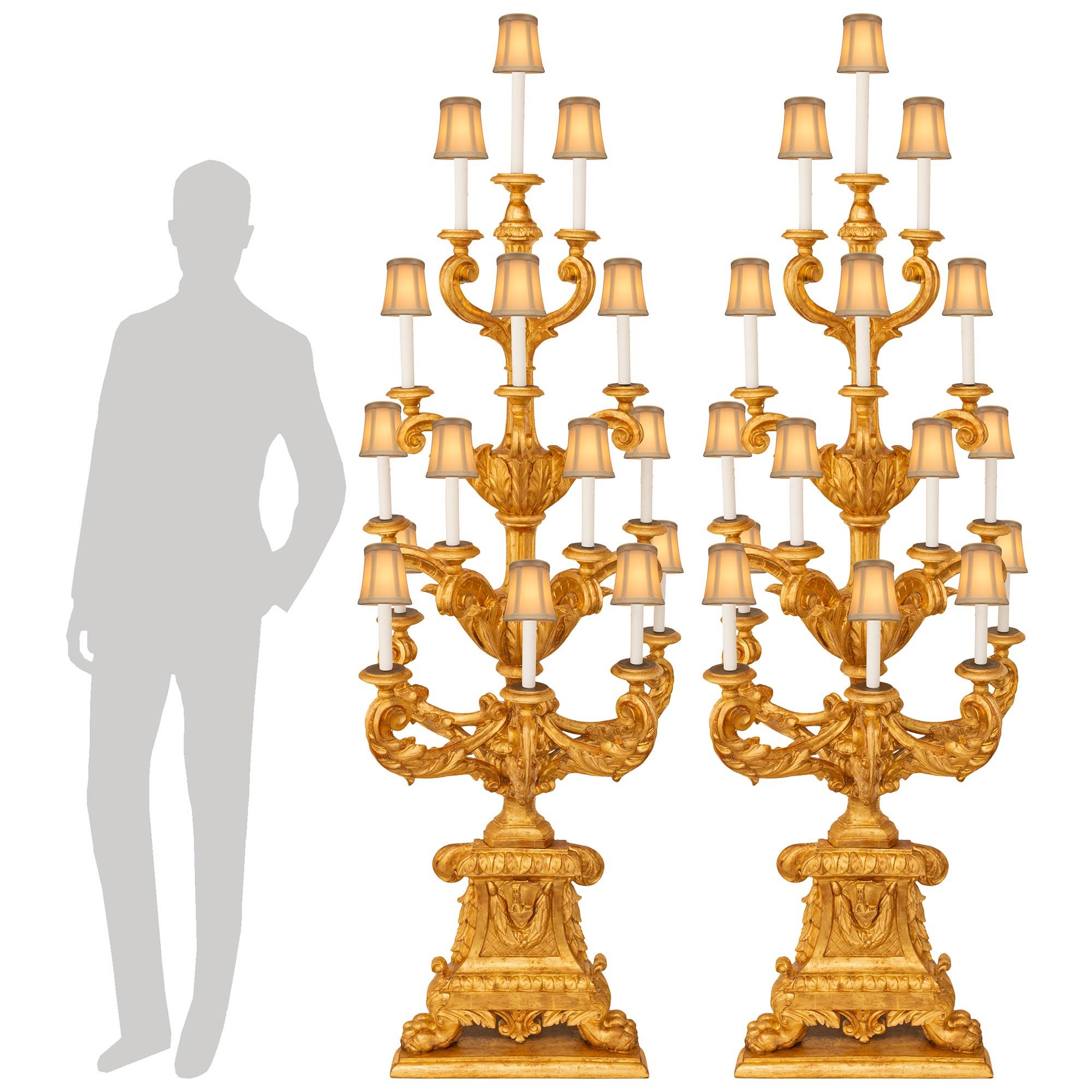Paire impressionnante et de grande qualité de lampadaires Torchière en bois doré baroque italien du XVIIIe siècle. Chaque torchère autoportante à quinze lumières est surmontée d'une base carrée effilée avec de très beaux pieds en patte d'oie