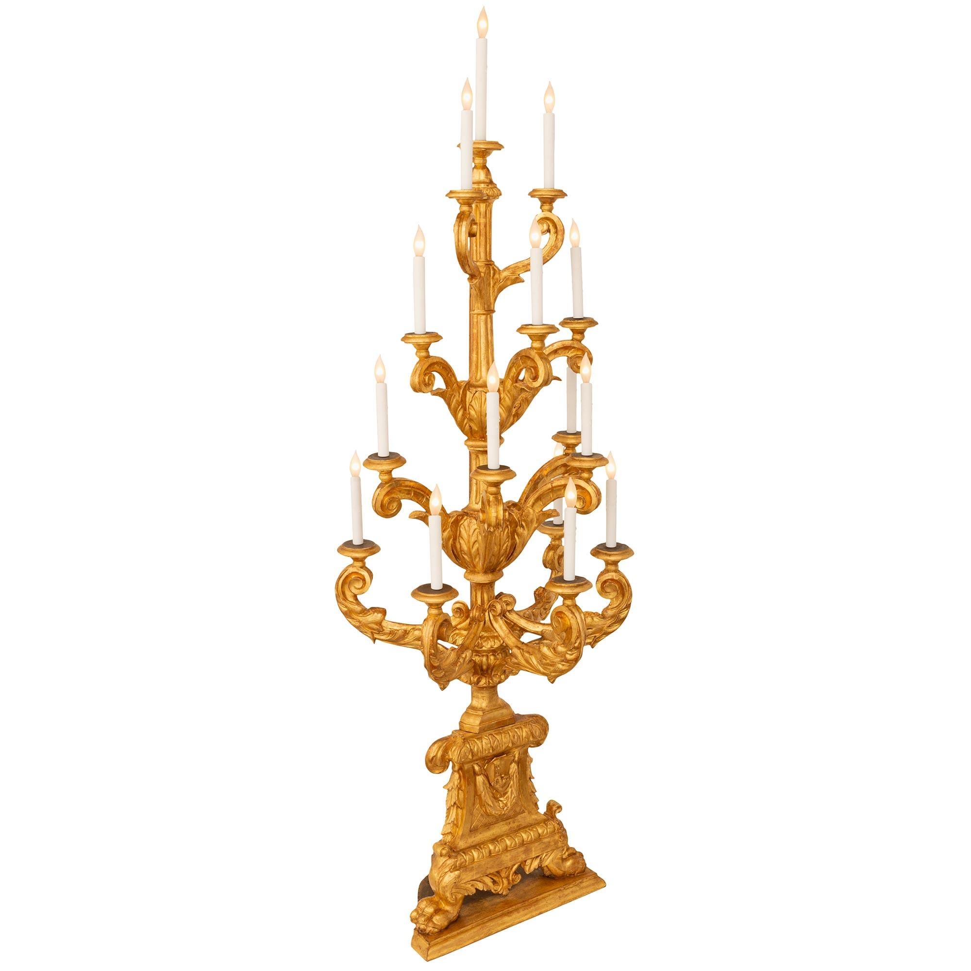 Baroque paire de lampadaires Torchière en bois doré baroque italien du 18e siècle en vente