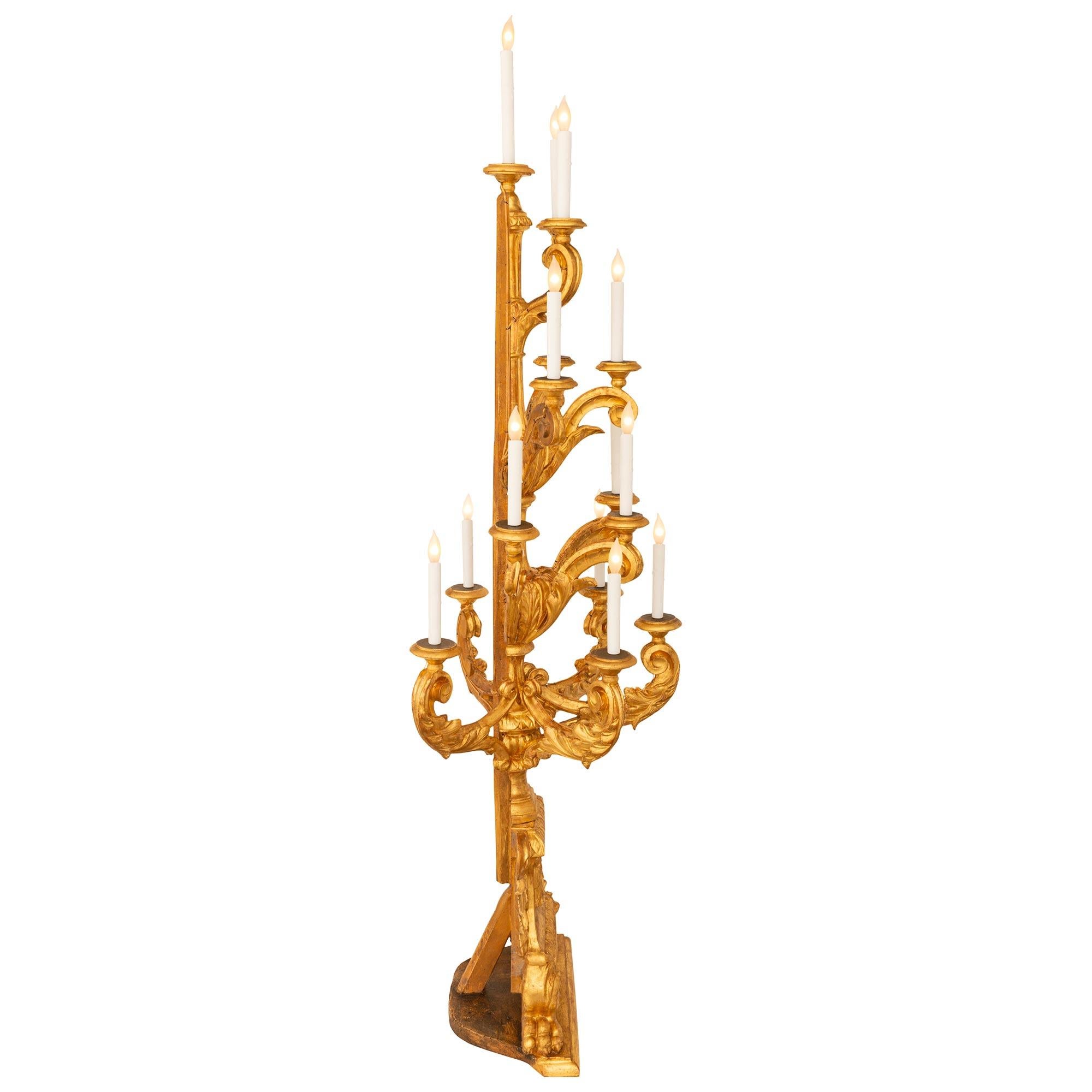 paire de lampadaires Torchière en bois doré baroque italien du 18e siècle Bon état - En vente à West Palm Beach, FL
