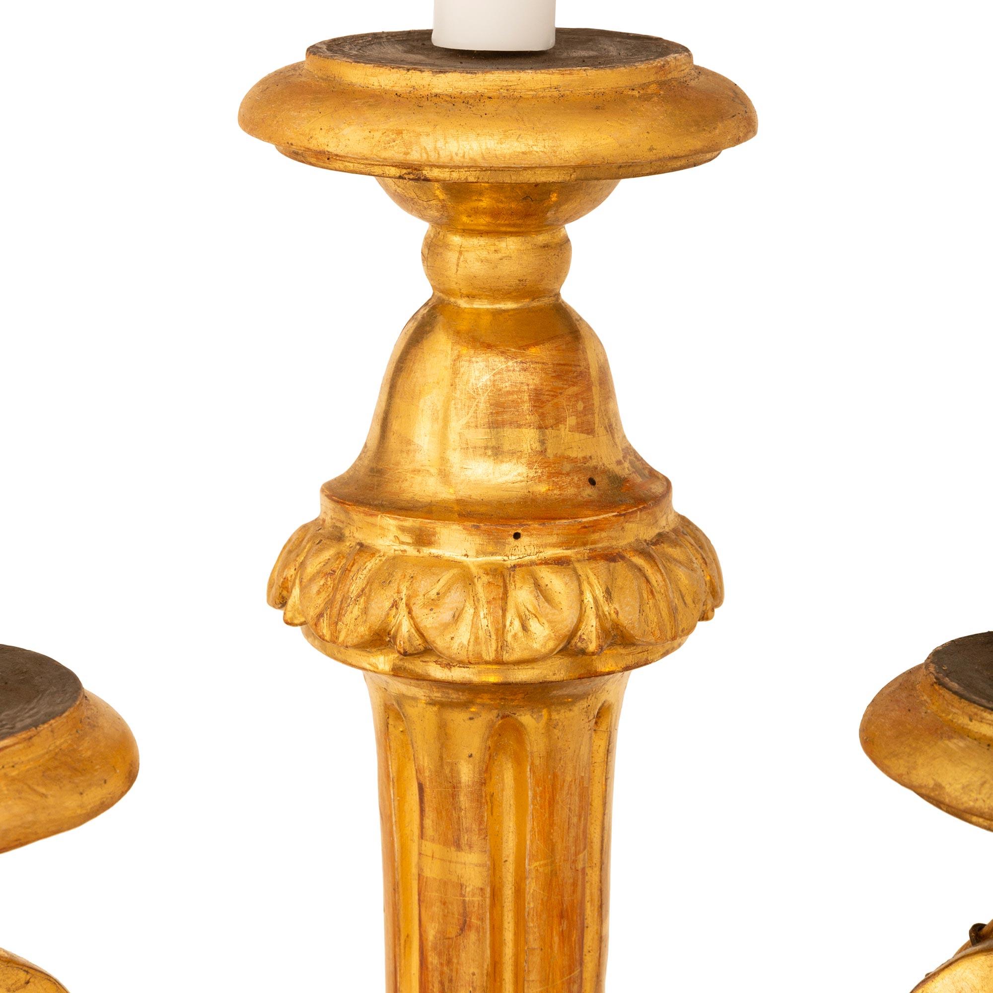 XVIIIe siècle et antérieur paire de lampadaires Torchière en bois doré baroque italien du 18e siècle en vente