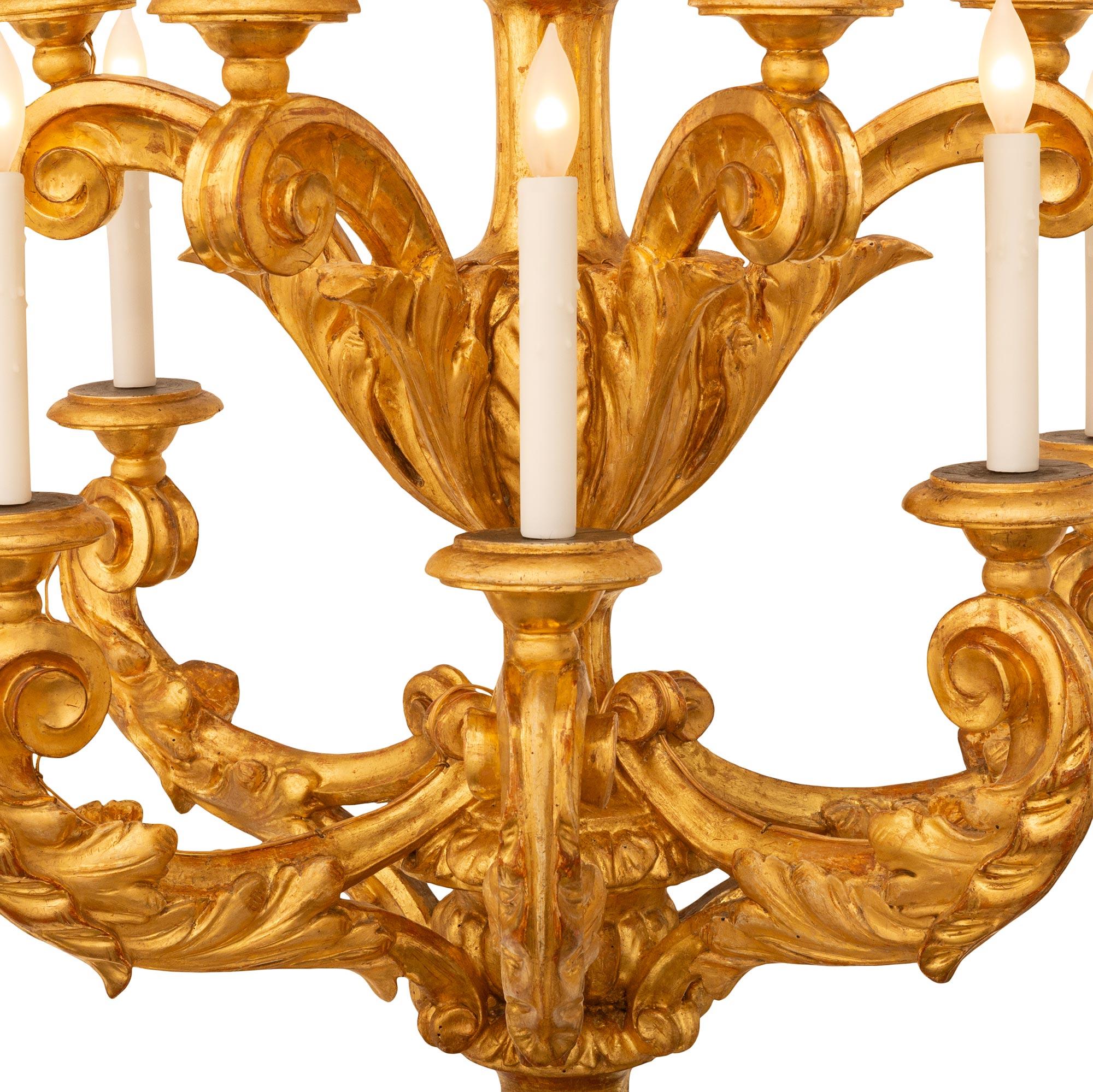paire de lampadaires Torchière en bois doré baroque italien du 18e siècle en vente 1