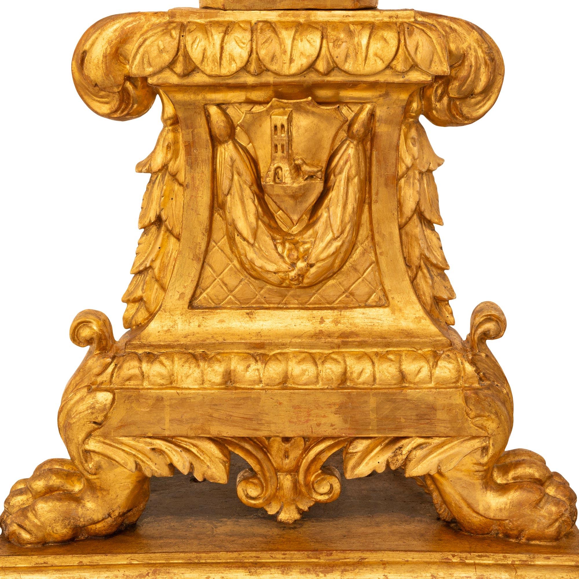 paire de lampadaires Torchière en bois doré baroque italien du 18e siècle en vente 2