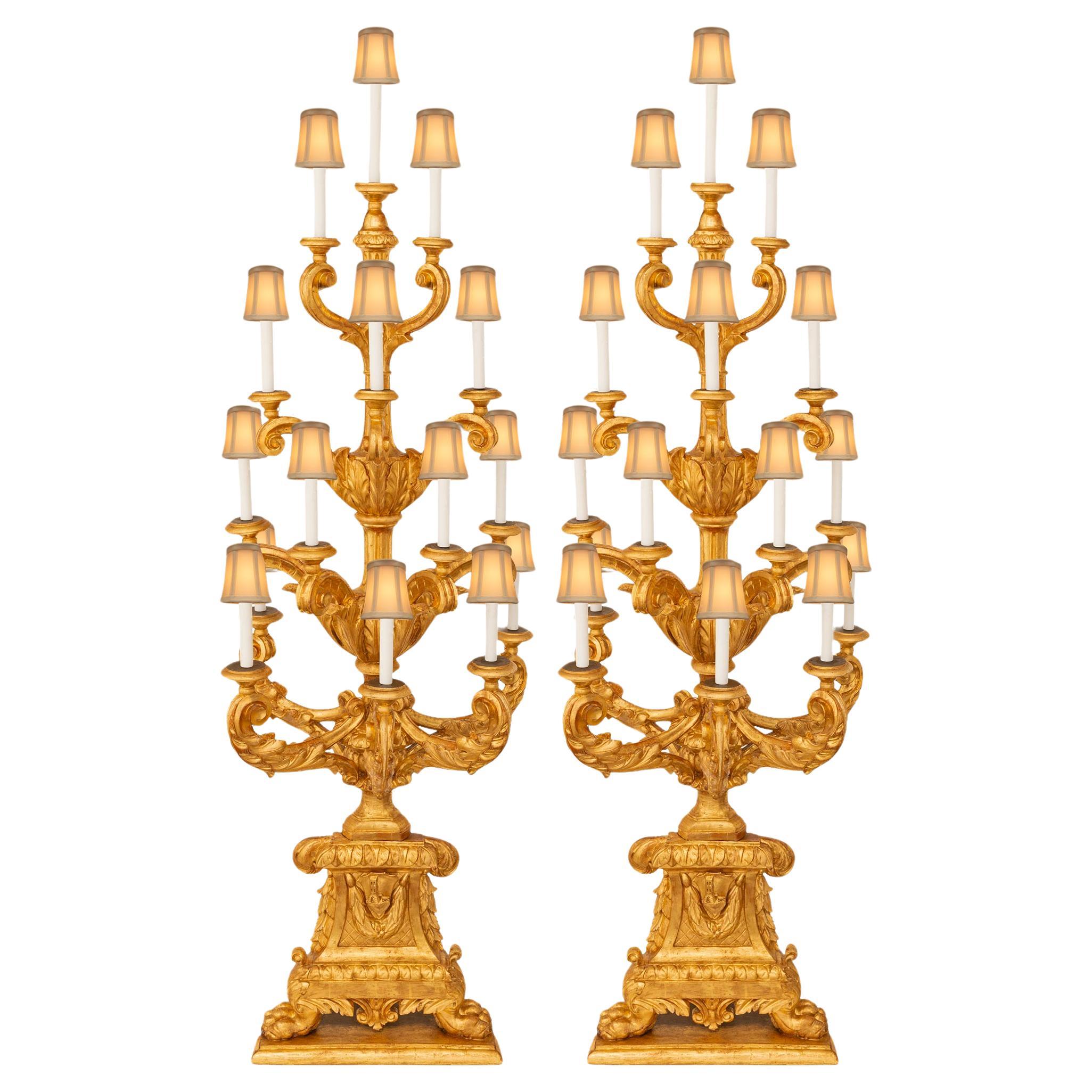 paire de lampadaires Torchière en bois doré baroque italien du 18e siècle en vente