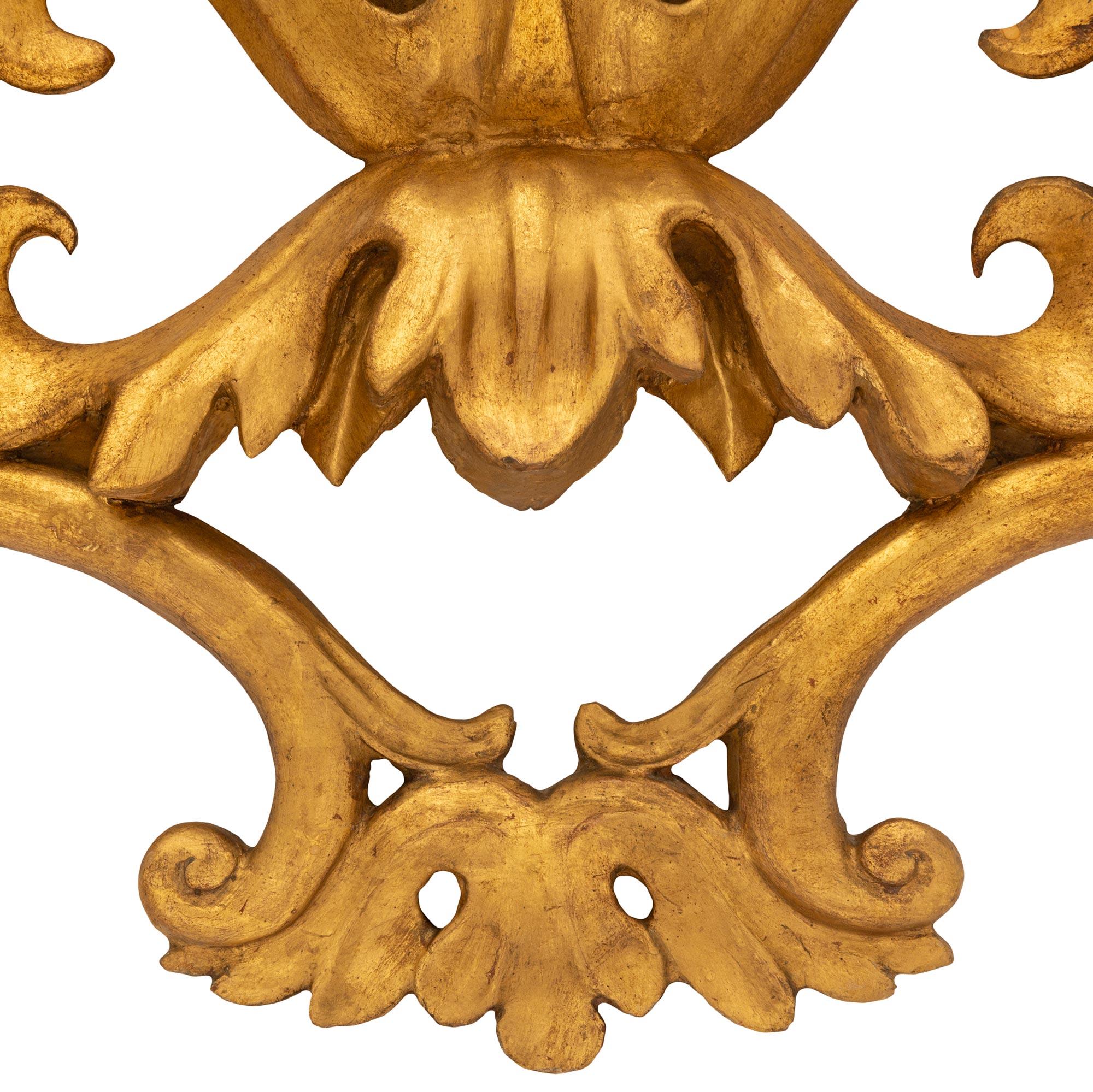 Bois doré Paire de décorations murales italiennes baroques du 18ème siècle en bois doré en vente