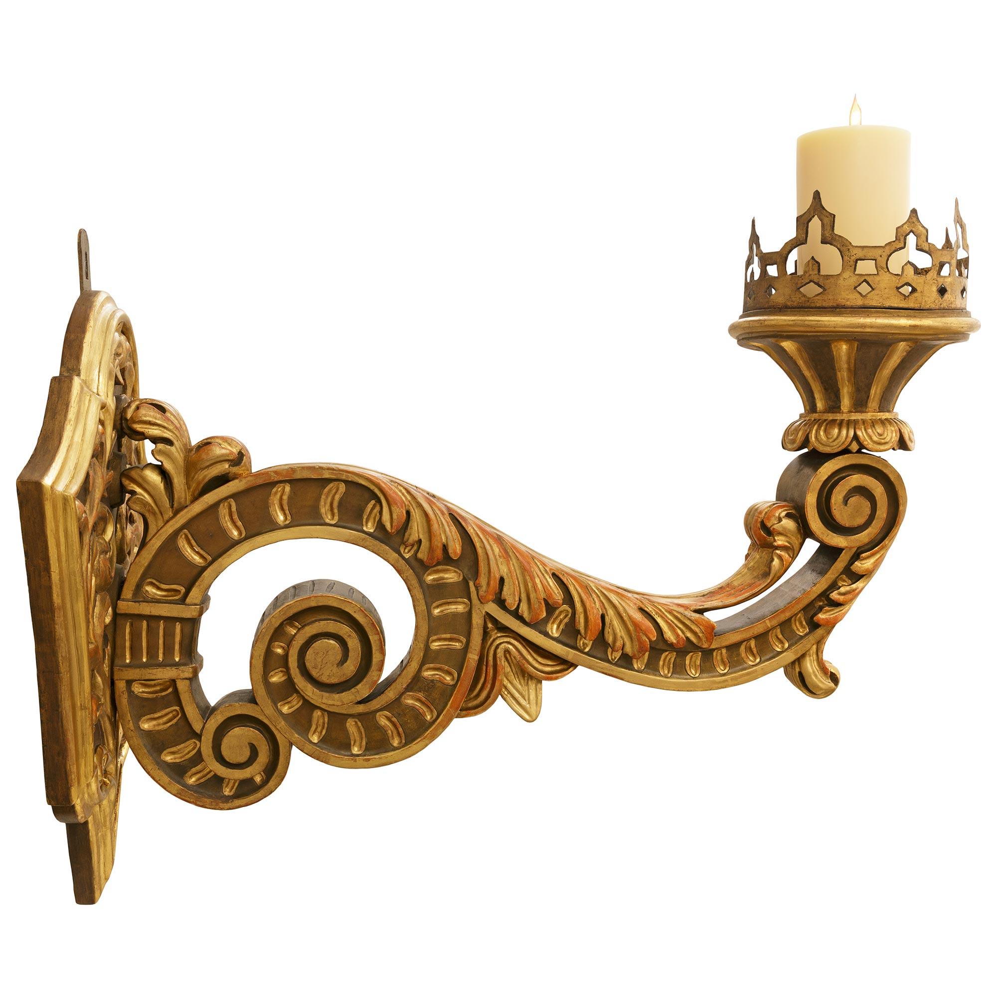 Italiano coppia di appliques barocche italiane del XVIII secolo in legno patinato e legno dorato in vendita