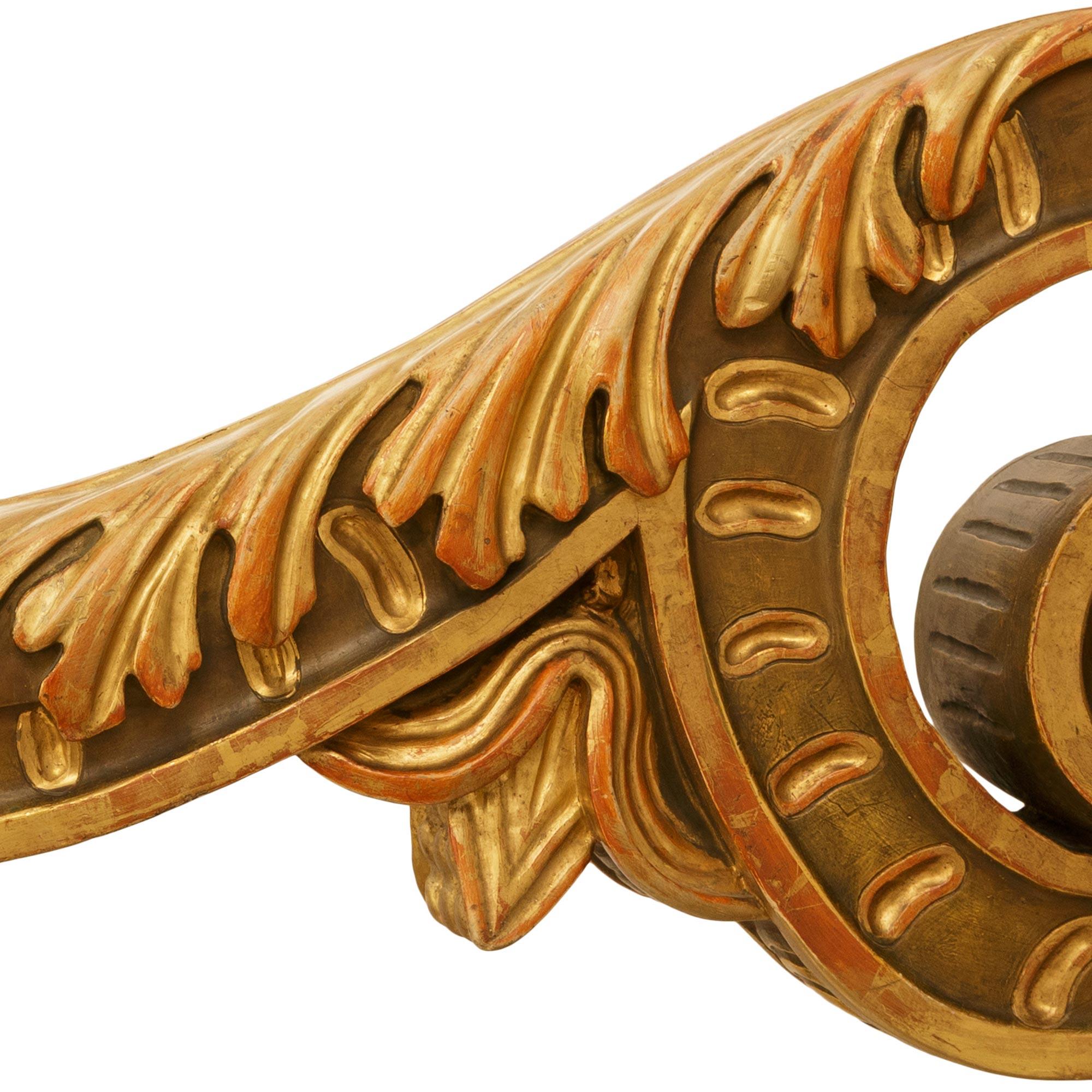 Legno coppia di appliques barocche italiane del XVIII secolo in legno patinato e legno dorato in vendita