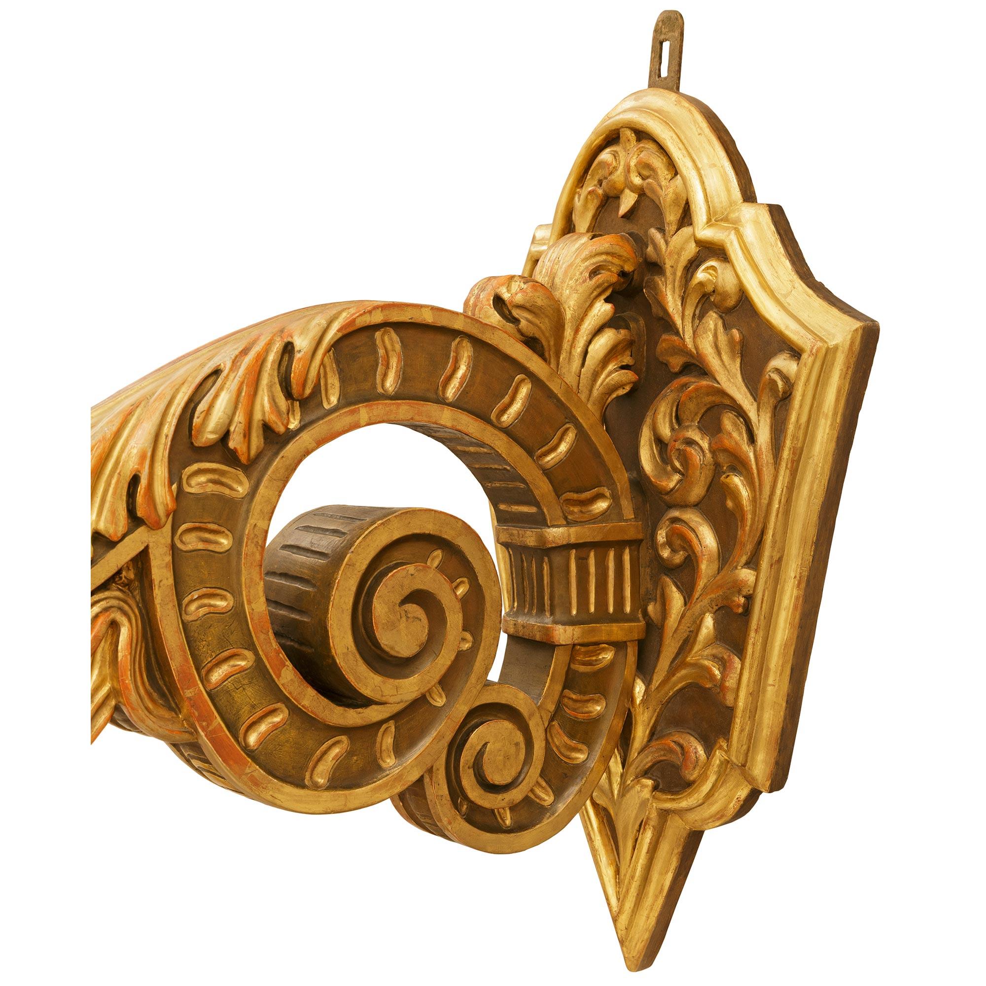 coppia di appliques barocche italiane del XVIII secolo in legno patinato e legno dorato in vendita 1