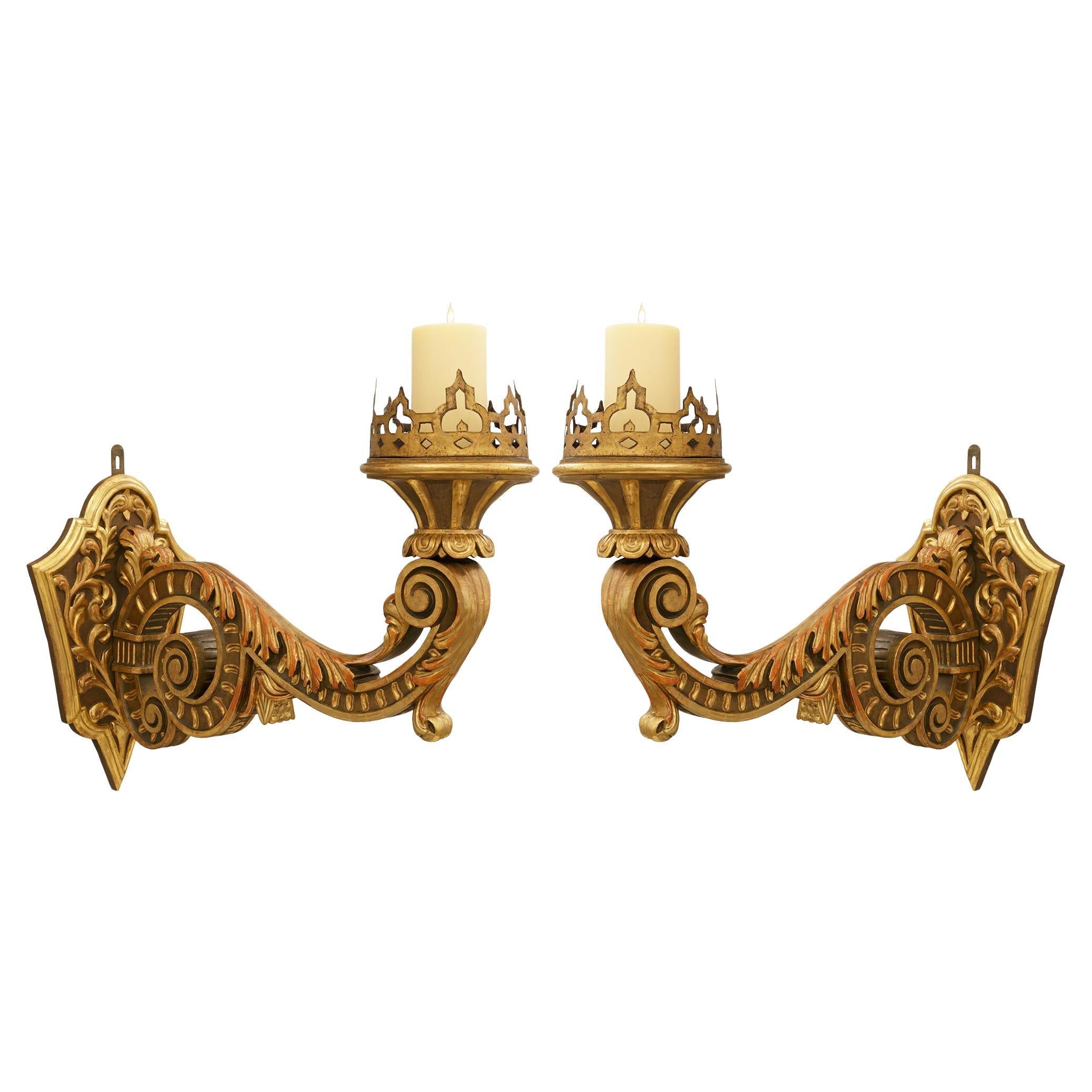 Paire d
appliques italiennes du 18e siècle de style baroque en Wood Wood patiné et Giltwood