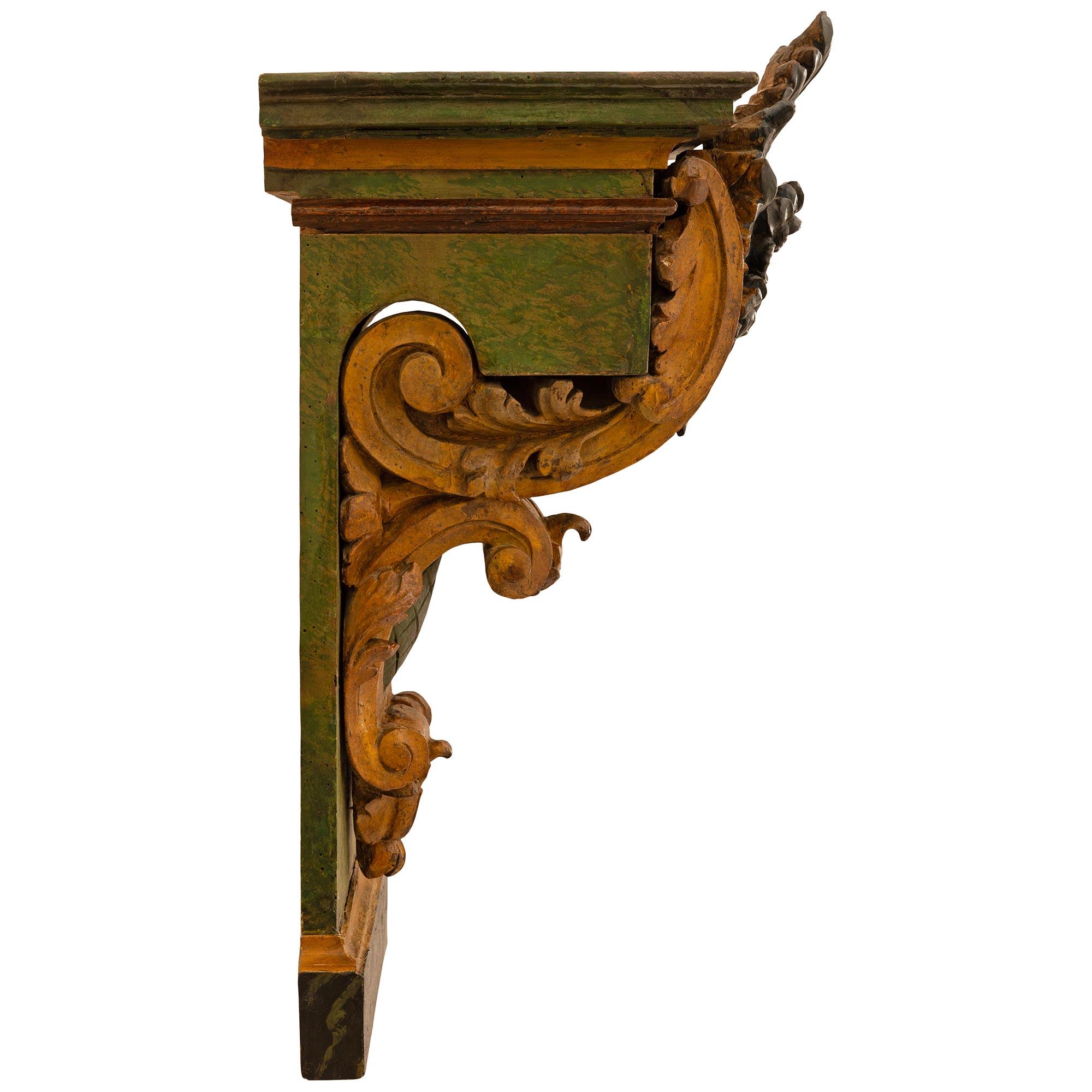 Peint Paire de supports muraux baroques italiens du 18ème siècle en bois patiné et bois doré en vente