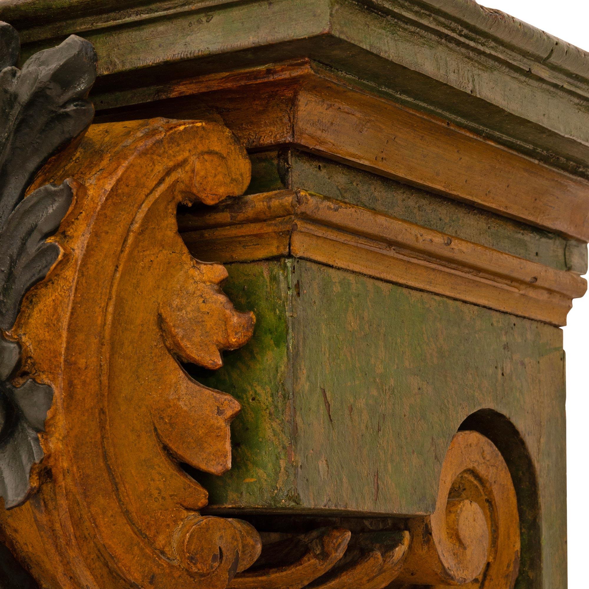 XVIIIe siècle et antérieur Paire de supports muraux baroques italiens du 18ème siècle en bois patiné et bois doré en vente