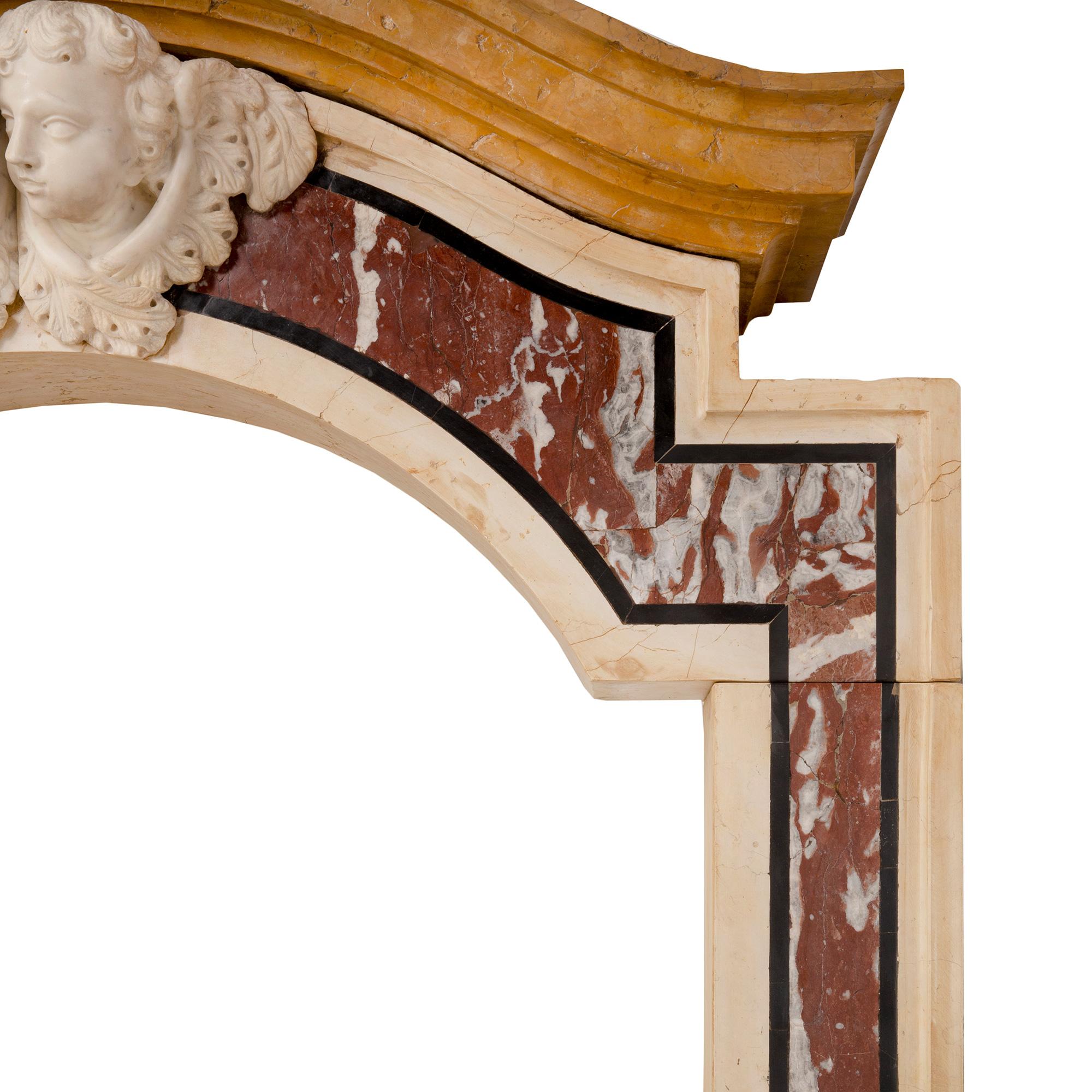 Paar italienische Marmorportale/Einfassungen im Barockstil des 18. Jahrhunderts (18. Jahrhundert und früher) im Angebot