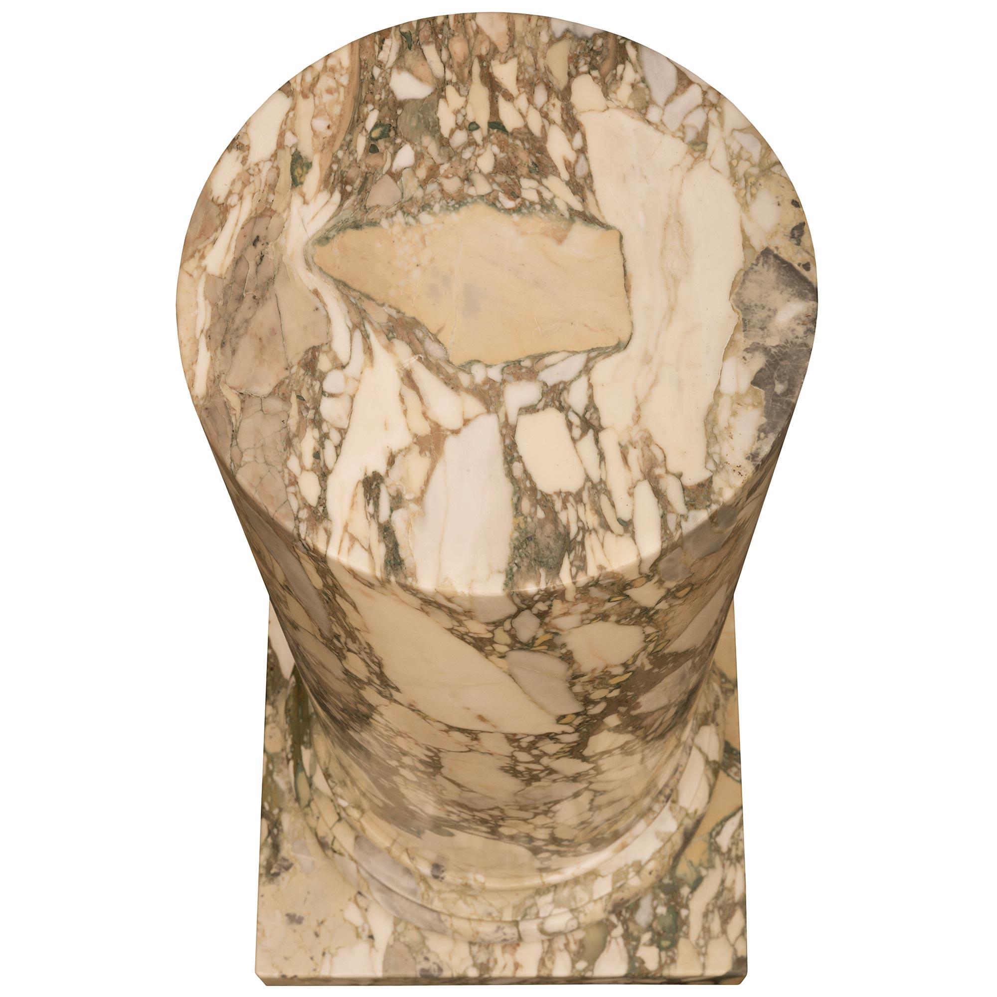 Une paire impressionnante et très palatiale de colonnes en marbre Breccia Sarda Venata du XVIIIe siècle. Cette grande paire de colonnes en marbre massif repose sur des bases carrées en marbre avec des motifs marbrés fins et très décoratifs. Les