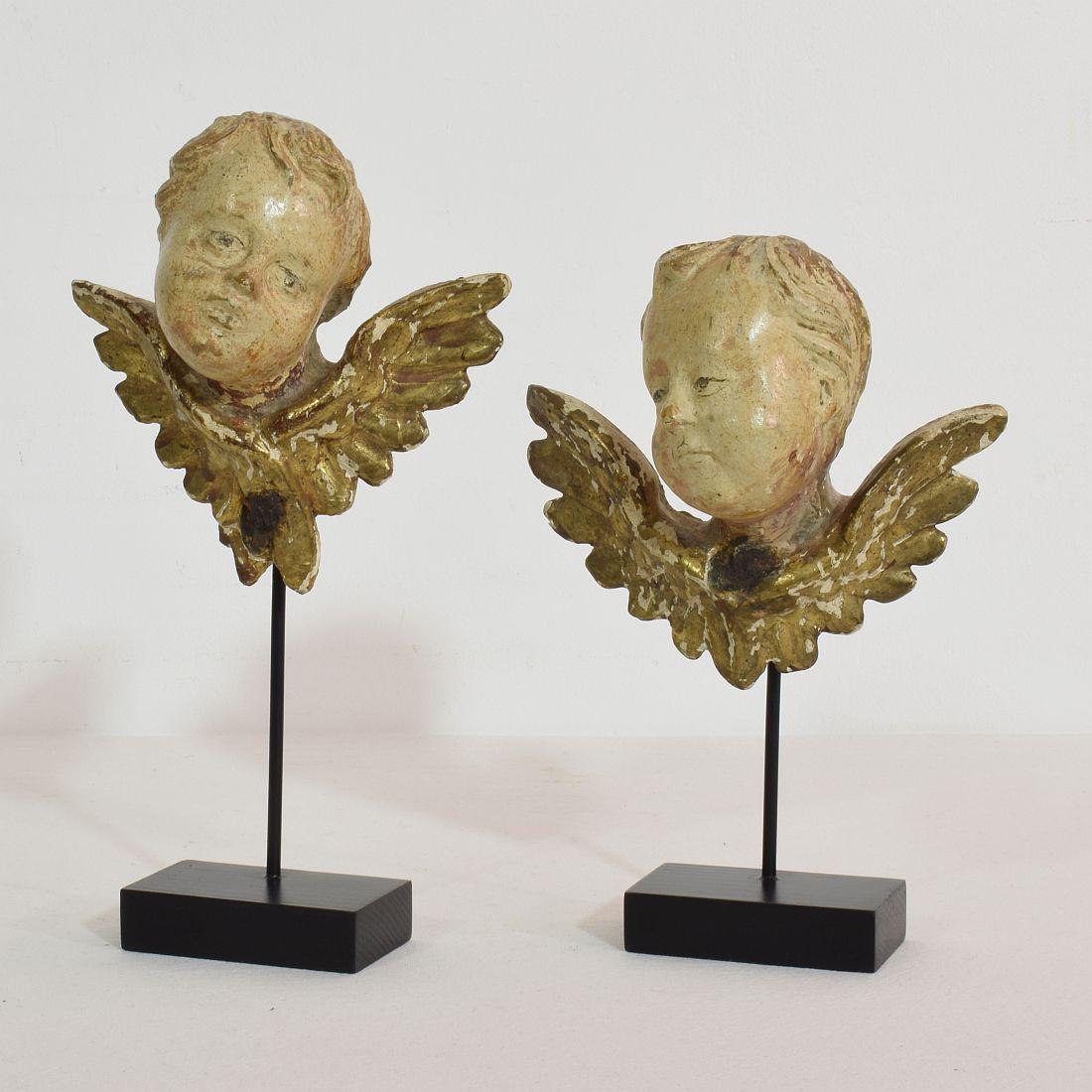 Beautiful pair of carved wooden angel heads with traces of original paint and gilding.
Italy, circa 1750
Weathered, small losses
Measurement here below of the largest and inclusive the wooden base.