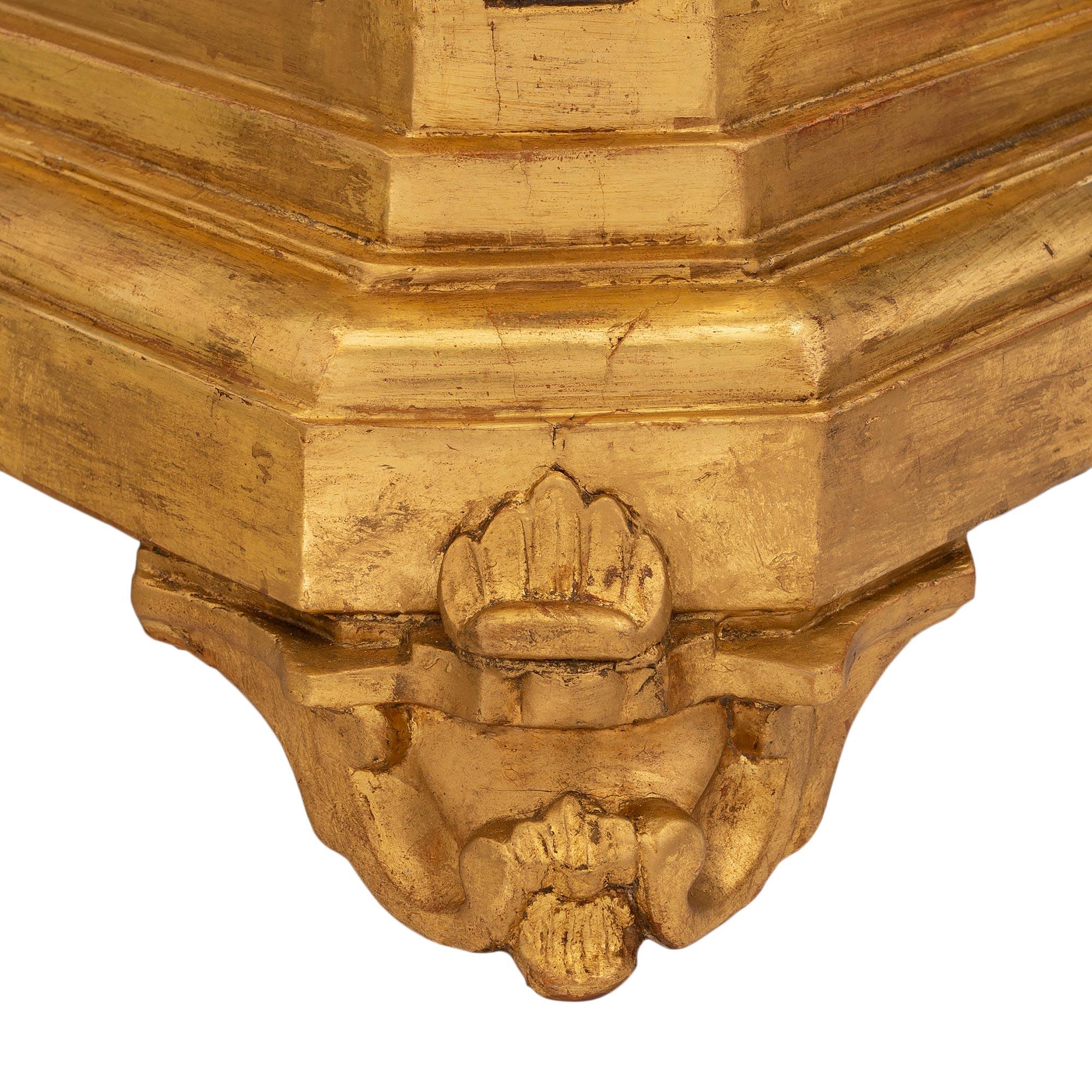 Paire de torchères baroques italiennes du 18ème siècle en bois doré et faussement peintes en vente 4