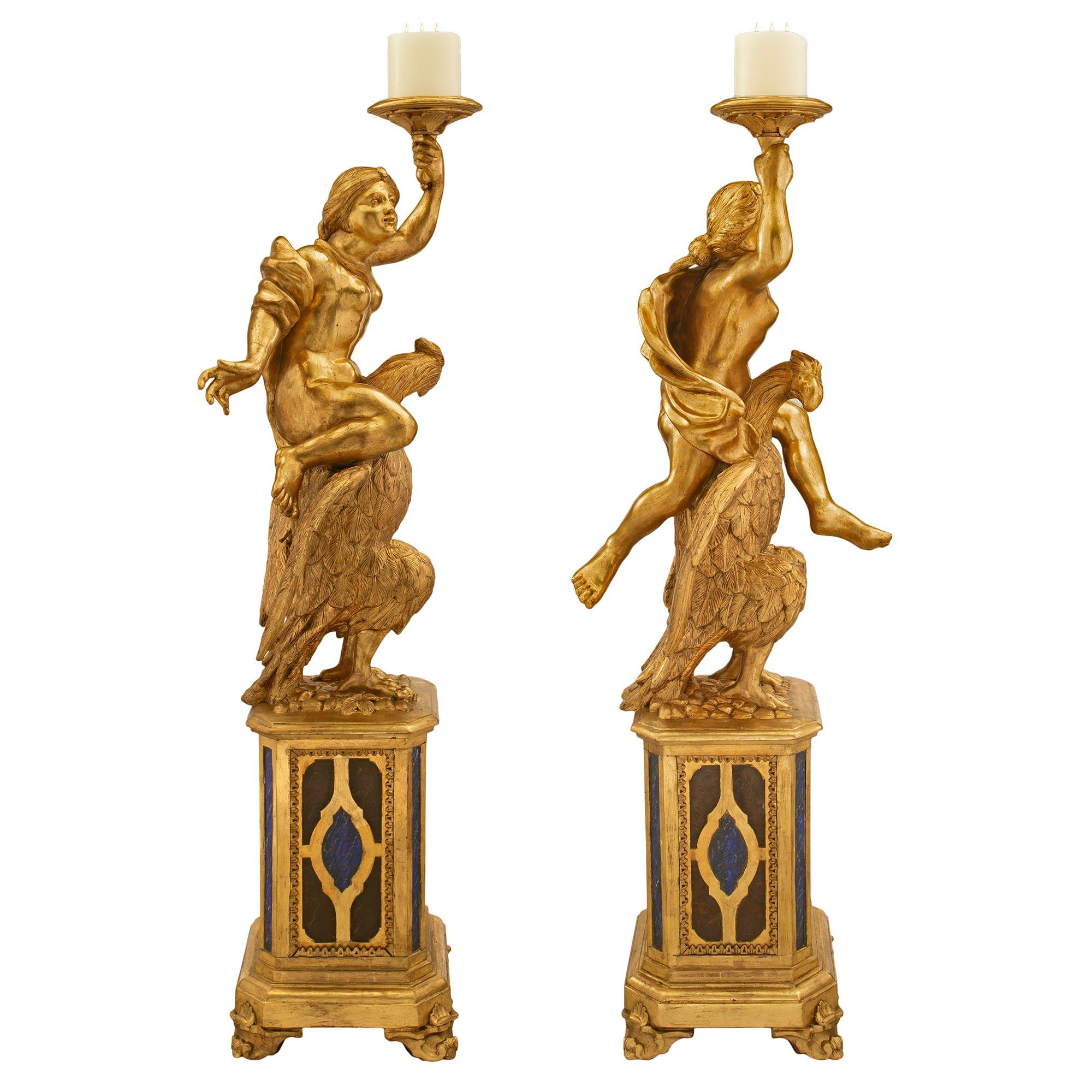 Baroque Paire de torchères baroques italiennes du 18ème siècle en bois doré et faussement peintes en vente